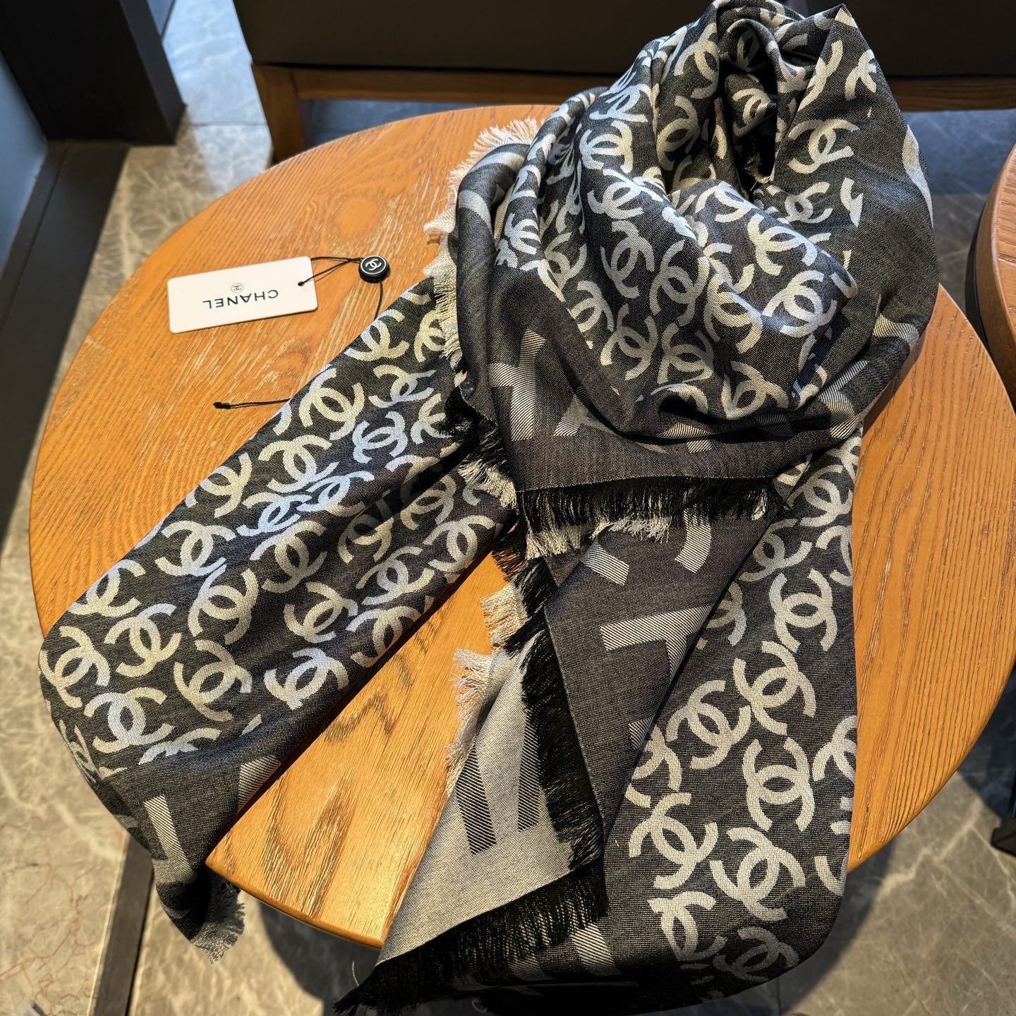 Chanel香家 高级舒适时髦气质，相信我的就收吧！香奈儿这款触动内心的柔美围巾，围巾配有双C光影下非常