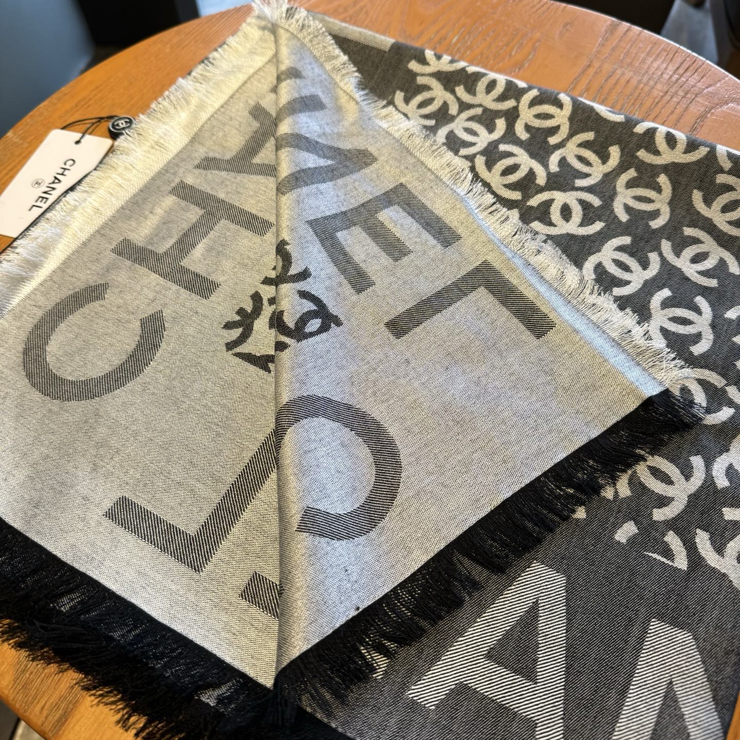 Chanel香家 高级舒适时髦气质，相信我的就收吧！香奈儿这款触动内心的柔美围巾，围巾配有双C光影下非常