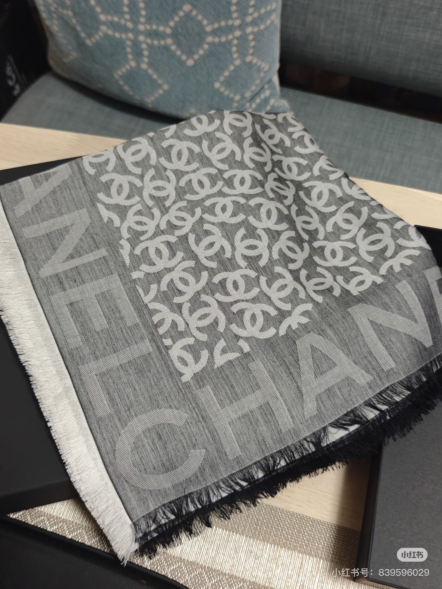 Chanel香家 高级舒适时髦气质，相信我的就收吧！香奈儿这款触动内心的柔美围巾，围巾配有双C光影下非常