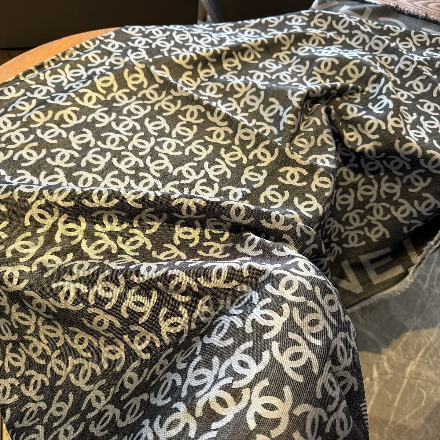 Chanel香家 高级舒适时髦气质，相信我的就收吧！香奈儿这款触动内心的柔美围巾，围巾配有双C光影下非常