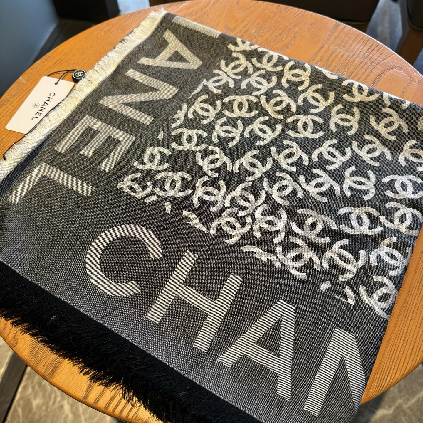 Chanel香家 高级舒适时髦气质，相信我的就收吧！香奈儿这款触动内心的柔美围巾，围巾配有双C光影下非常