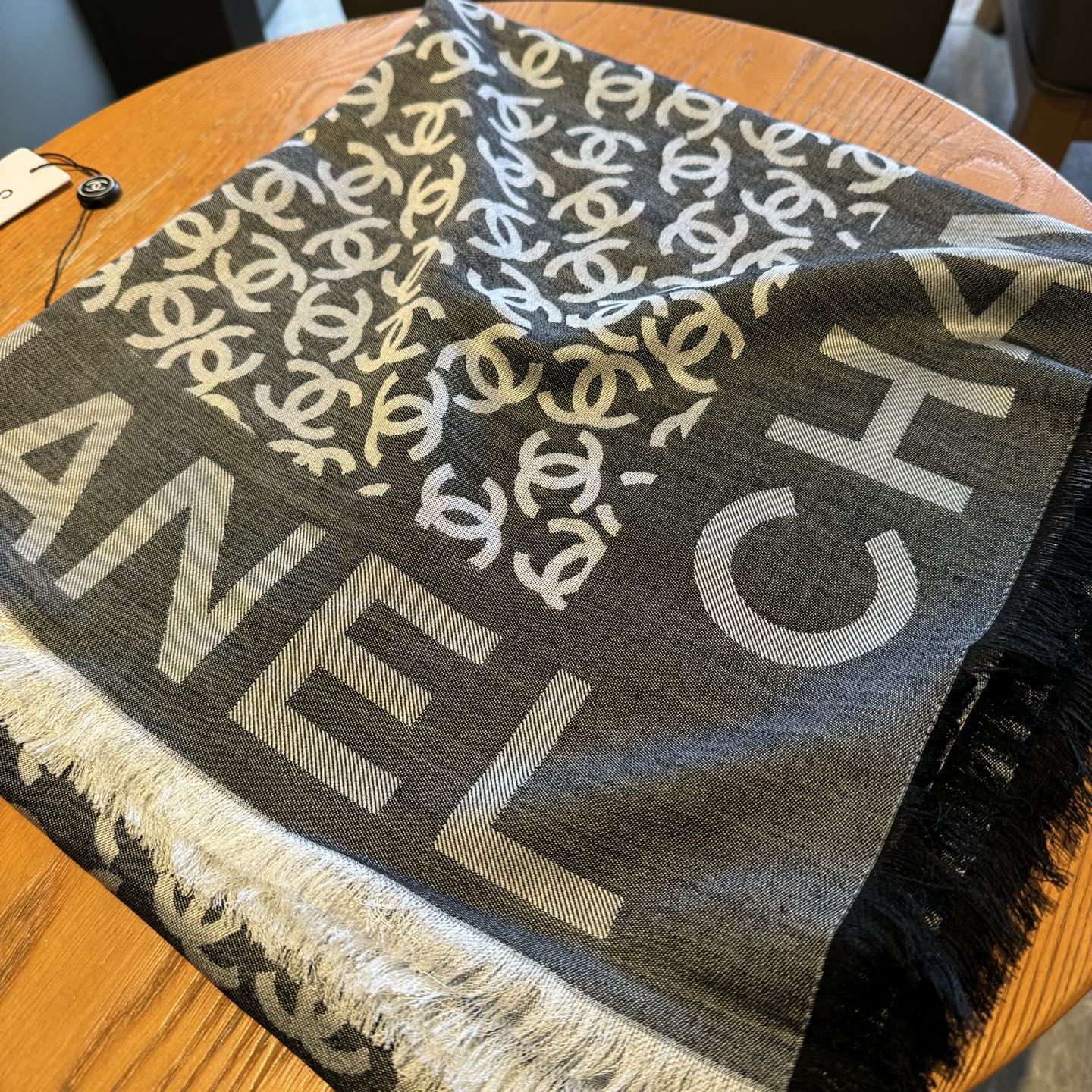 Chanel香家 高级舒适时髦气质，相信我的就收吧！香奈儿这款触动内心的柔美围巾，围巾配有双C光影下非常