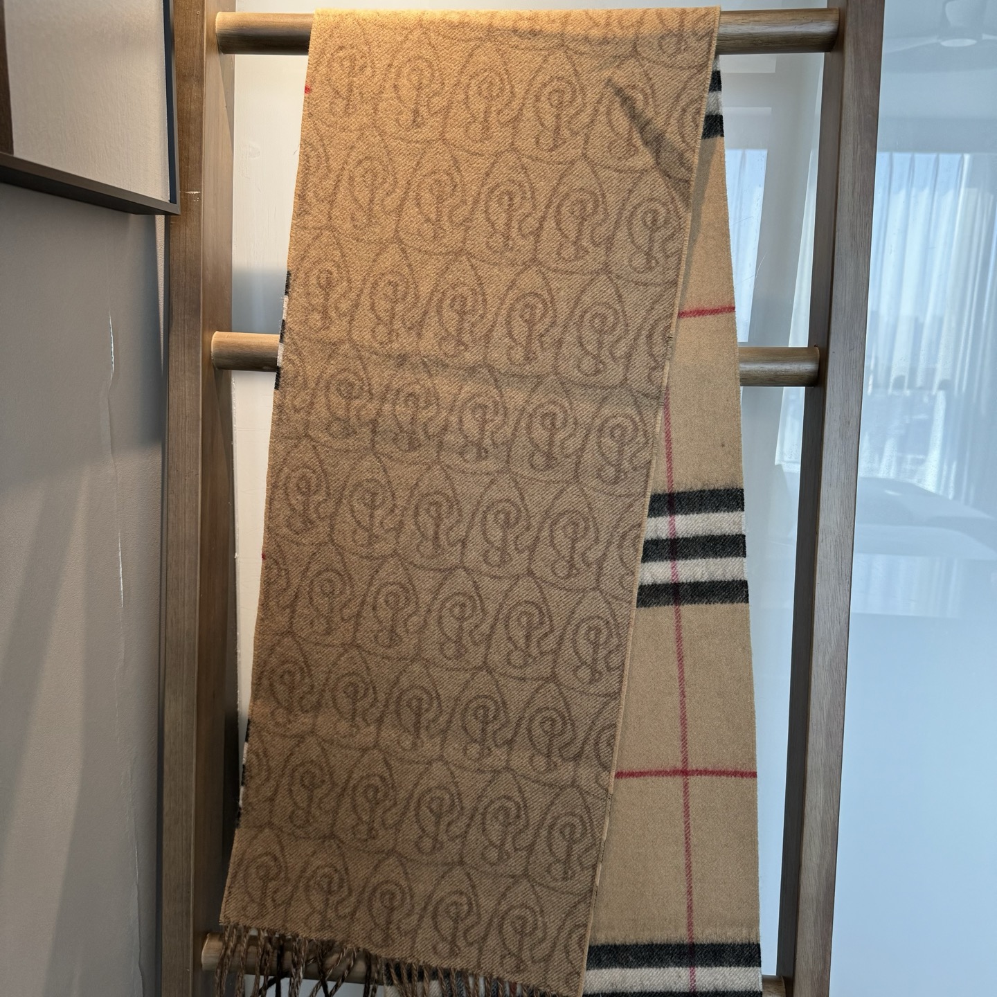 Burberry B字形盾牌 Burberry · 巴宝莉双面围巾 的要疯掉了 太有型太有魅力了 非常斯文 的秋冬单品 真的很喜欢