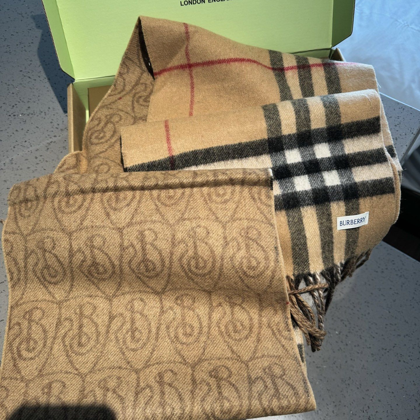 Burberry B字形盾牌 Burberry · 巴宝莉双面围巾 的要疯掉了 太有型太有魅力了 非常斯文 的秋冬单品 真的很喜欢