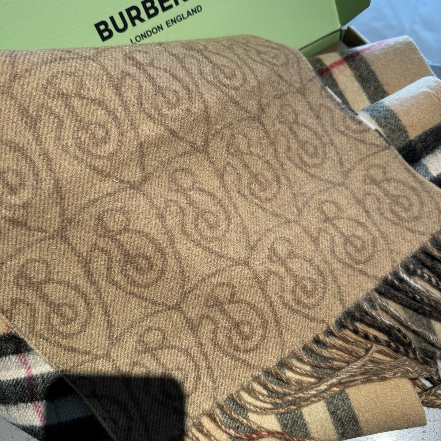 Burberry B字形盾牌 Burberry · 巴宝莉双面围巾 的要疯掉了 太有型太有魅力了 非常斯文 的秋冬单品 真的很喜欢