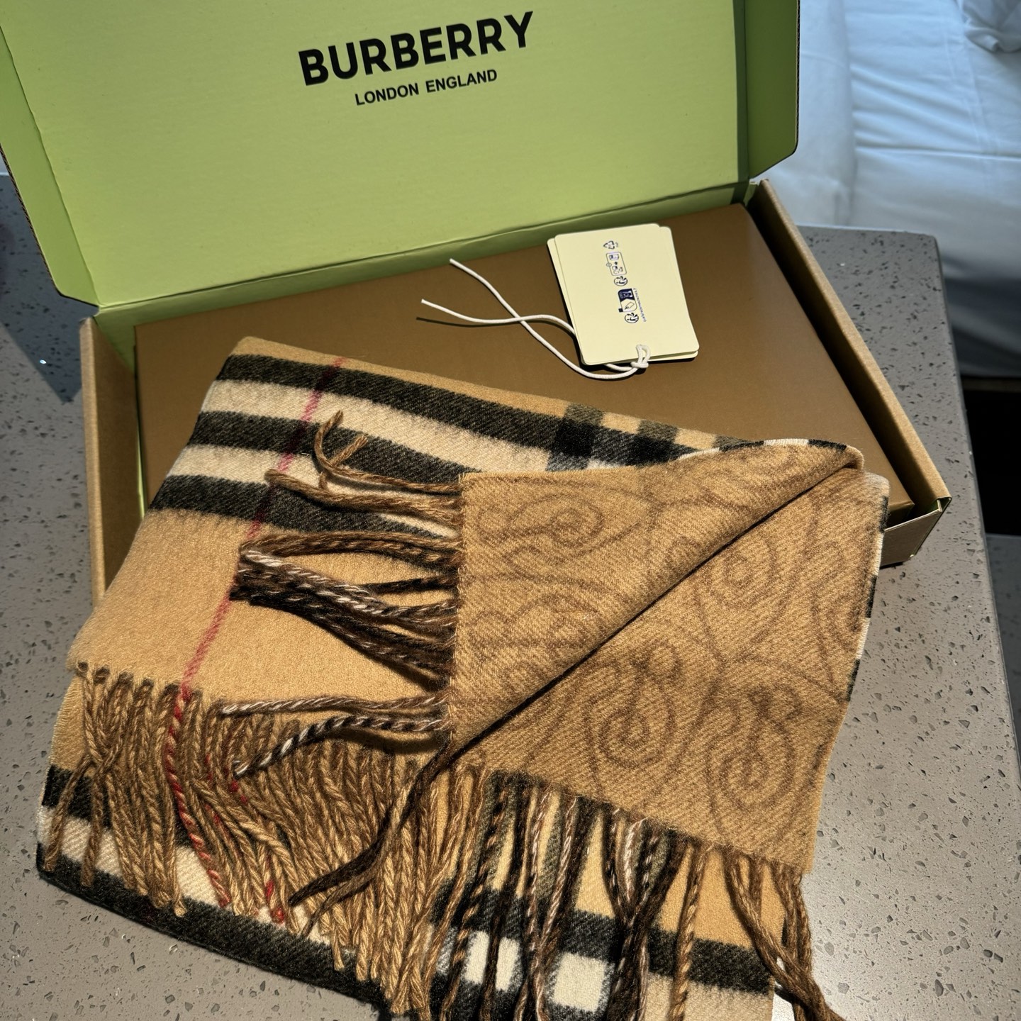 Burberry B字形盾牌 Burberry · 巴宝莉双面围巾 的要疯掉了 太有型太有魅力了 非常斯文 的秋冬单品 真的很喜欢