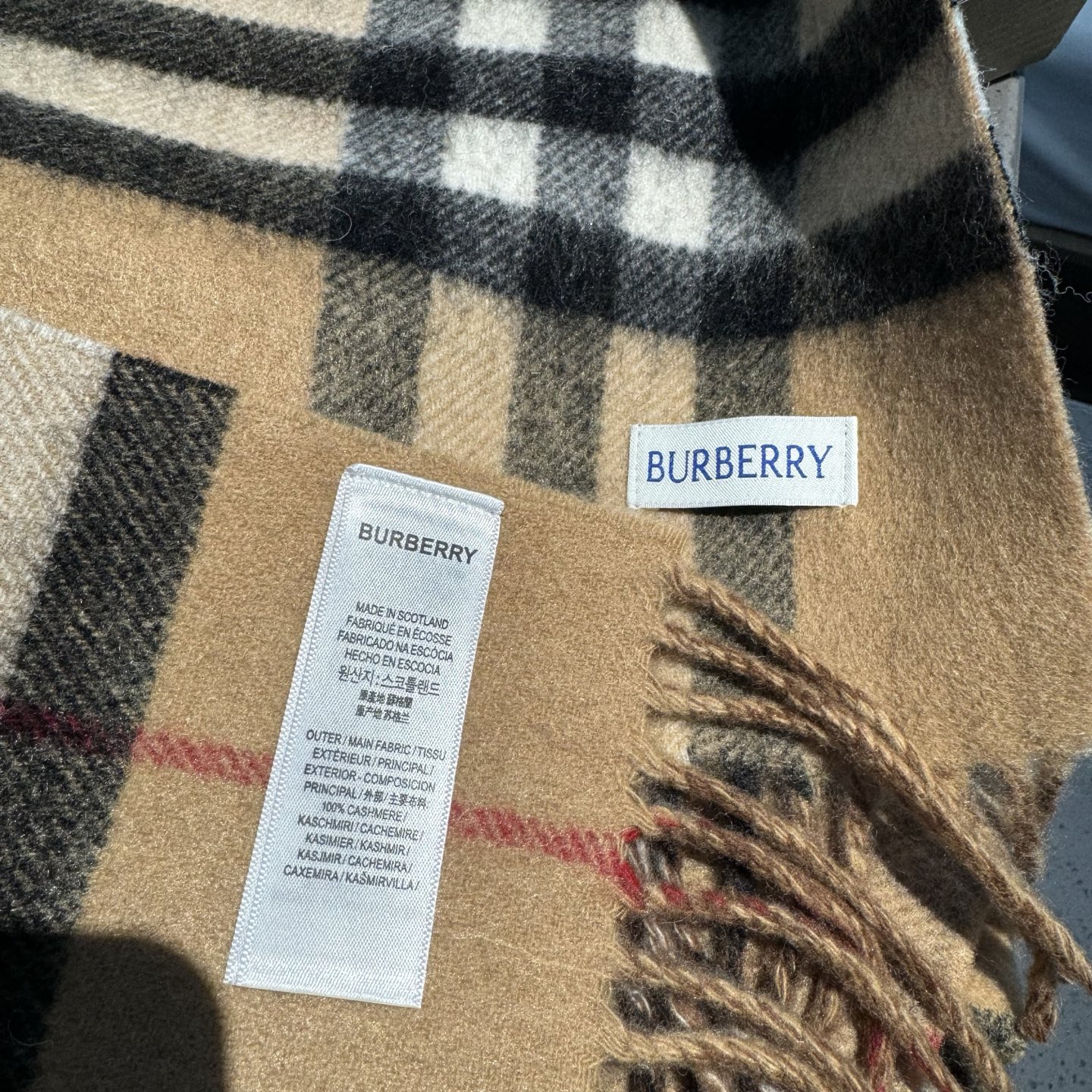 Burberry B字形盾牌 Burberry · 巴宝莉双面围巾 的要疯掉了 太有型太有魅力了 非常斯文 的秋冬单品 真的很喜欢