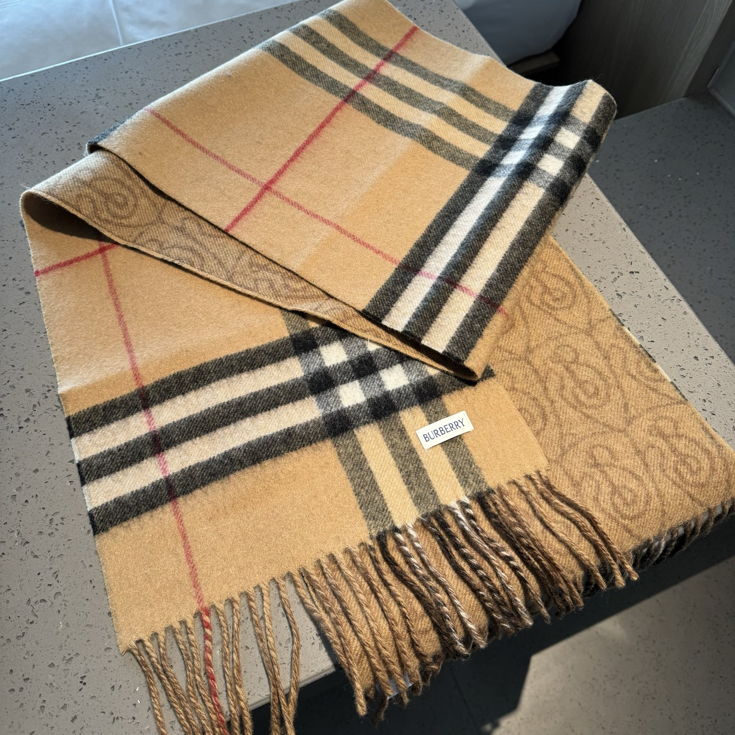 Burberry B字形盾牌 Burberry · 巴宝莉双面围巾 的要疯掉了 太有型太有魅力了 非常斯文 的秋冬单品 真的很喜欢