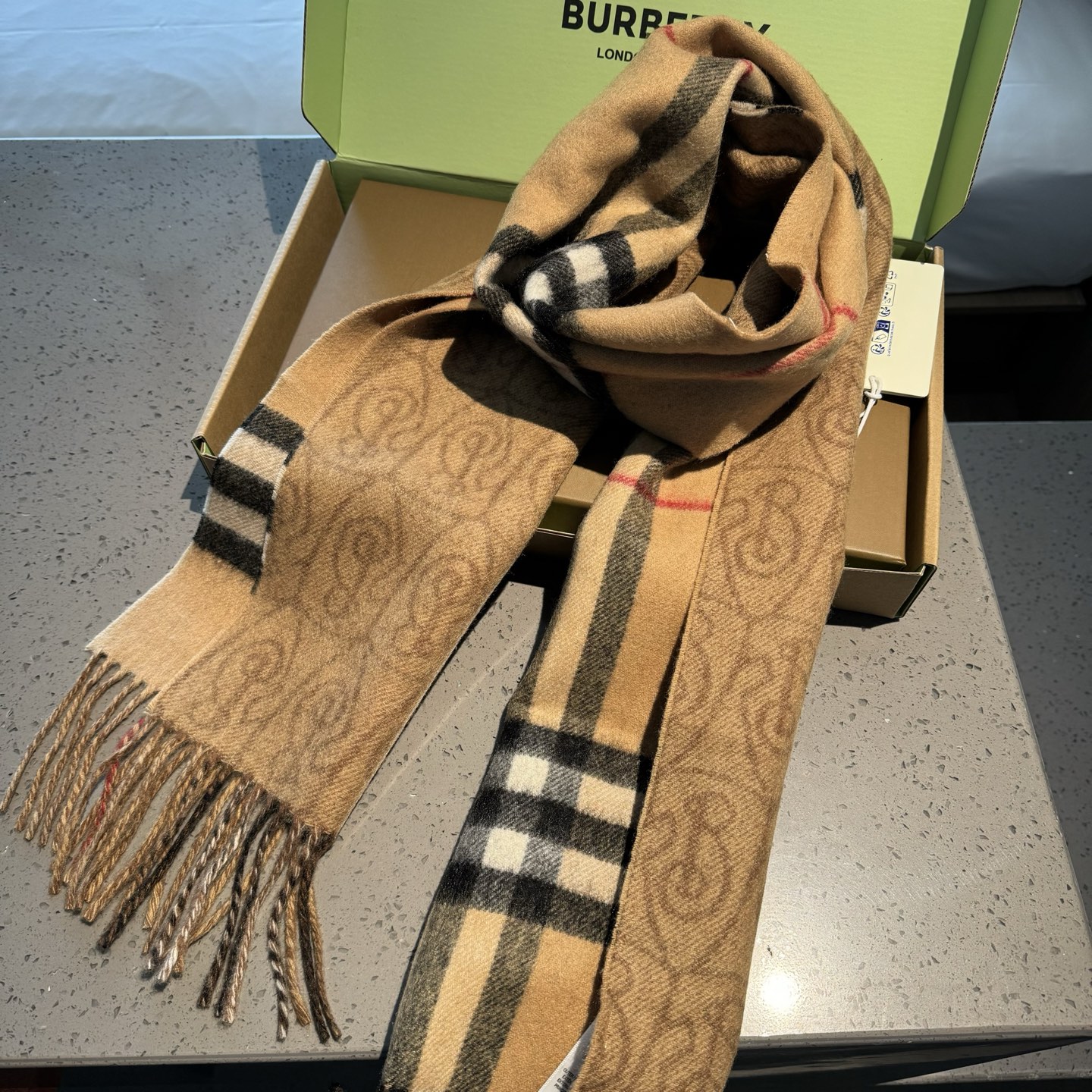 Burberry B字形盾牌 Burberry · 巴宝莉双面围巾 的要疯掉了 太有型太有魅力了 非常斯文 的秋冬单品 真的很喜欢
