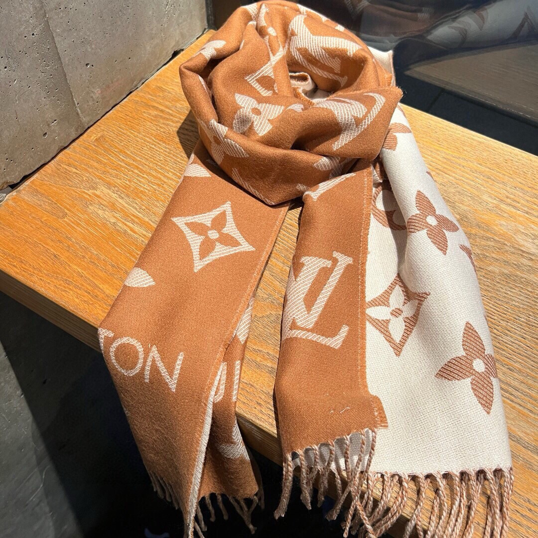 今年热度最高的嫩粉拼白围巾本款LVEssential围巾聚焦大元素，以Monogram图案和路易威登标识