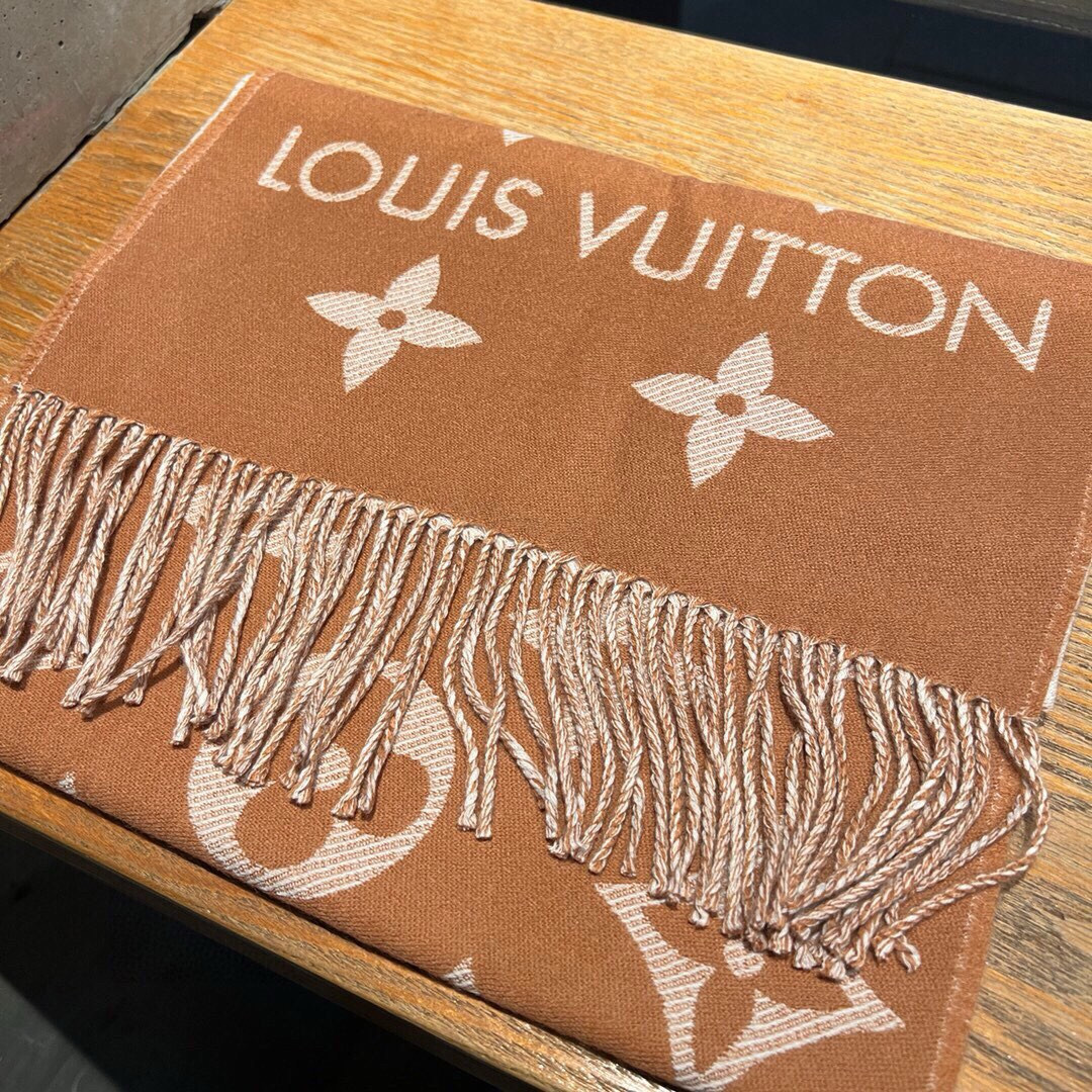 今年热度最高的嫩粉拼白围巾本款LVEssential围巾聚焦大元素，以Monogram图案和路易威登标识