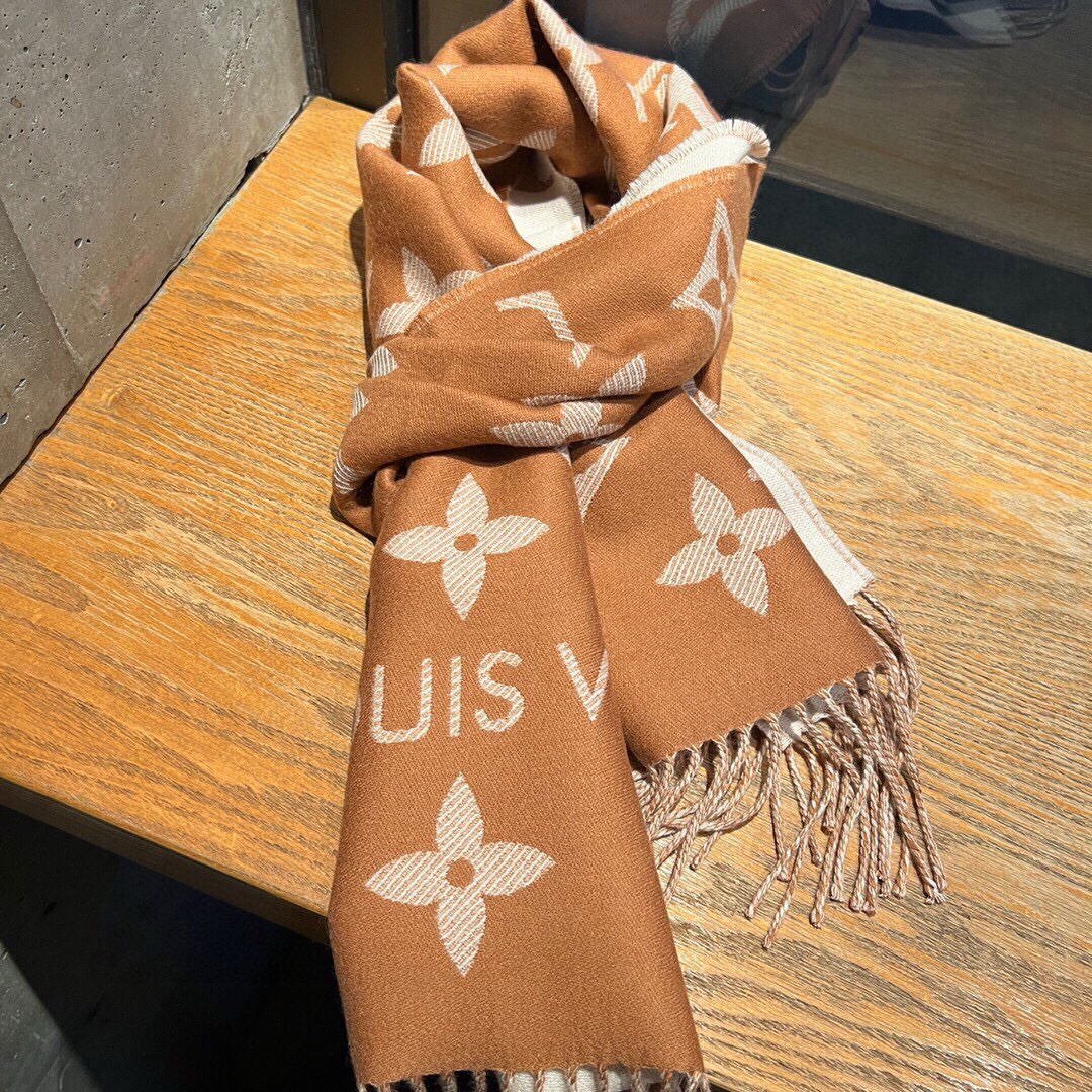 今年热度最高的嫩粉拼白围巾本款LVEssential围巾聚焦大元素，以Monogram图案和路易威登标识