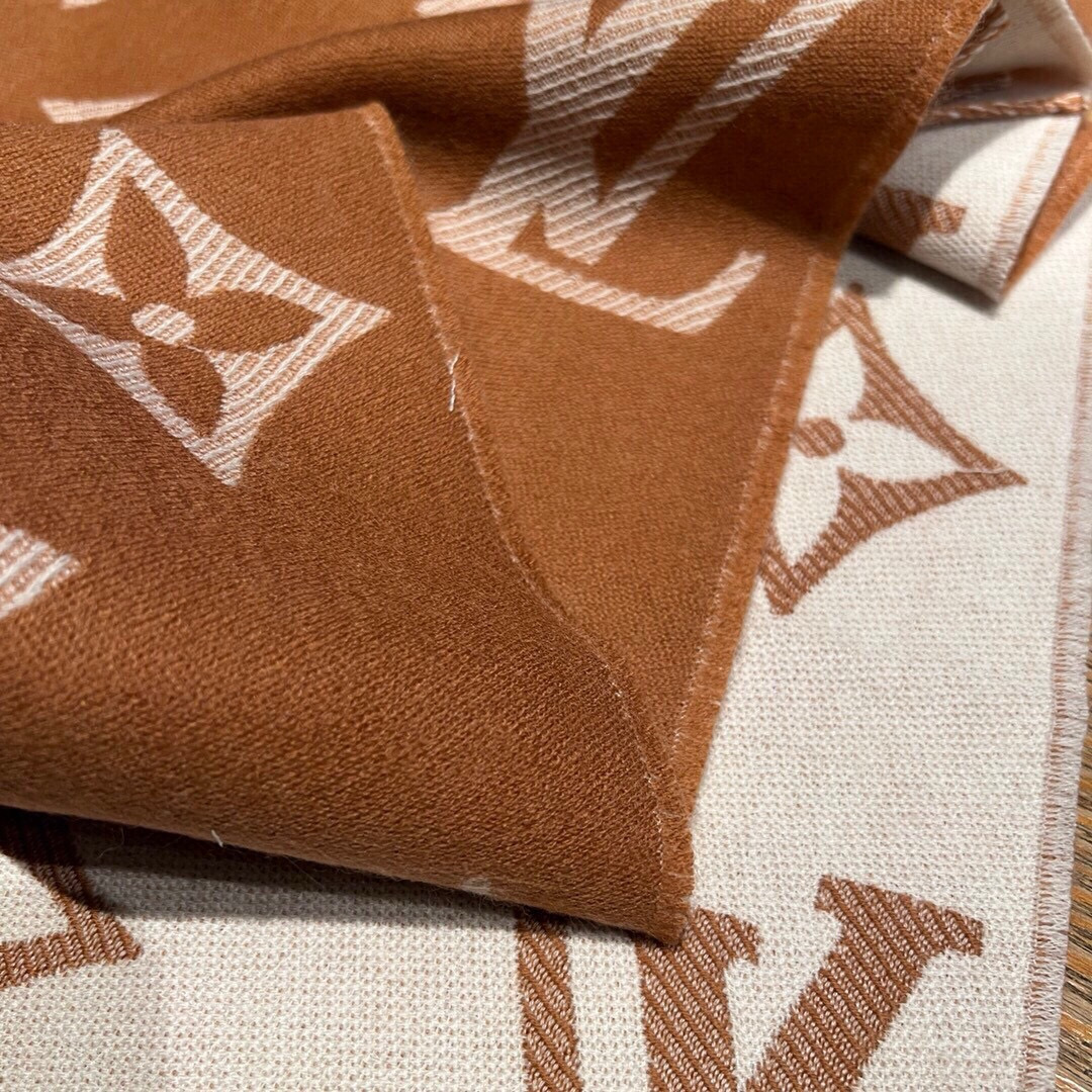 今年热度最高的嫩粉拼白围巾本款LVEssential围巾聚焦大元素，以Monogram图案和路易威登标识