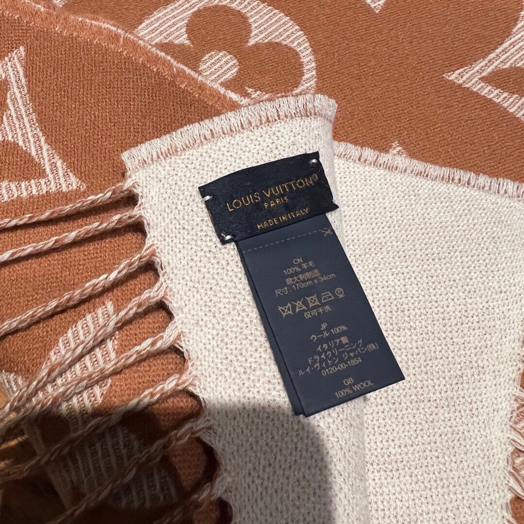 今年热度最高的嫩粉拼白围巾本款LVEssential围巾聚焦大元素，以Monogram图案和路易威登标识