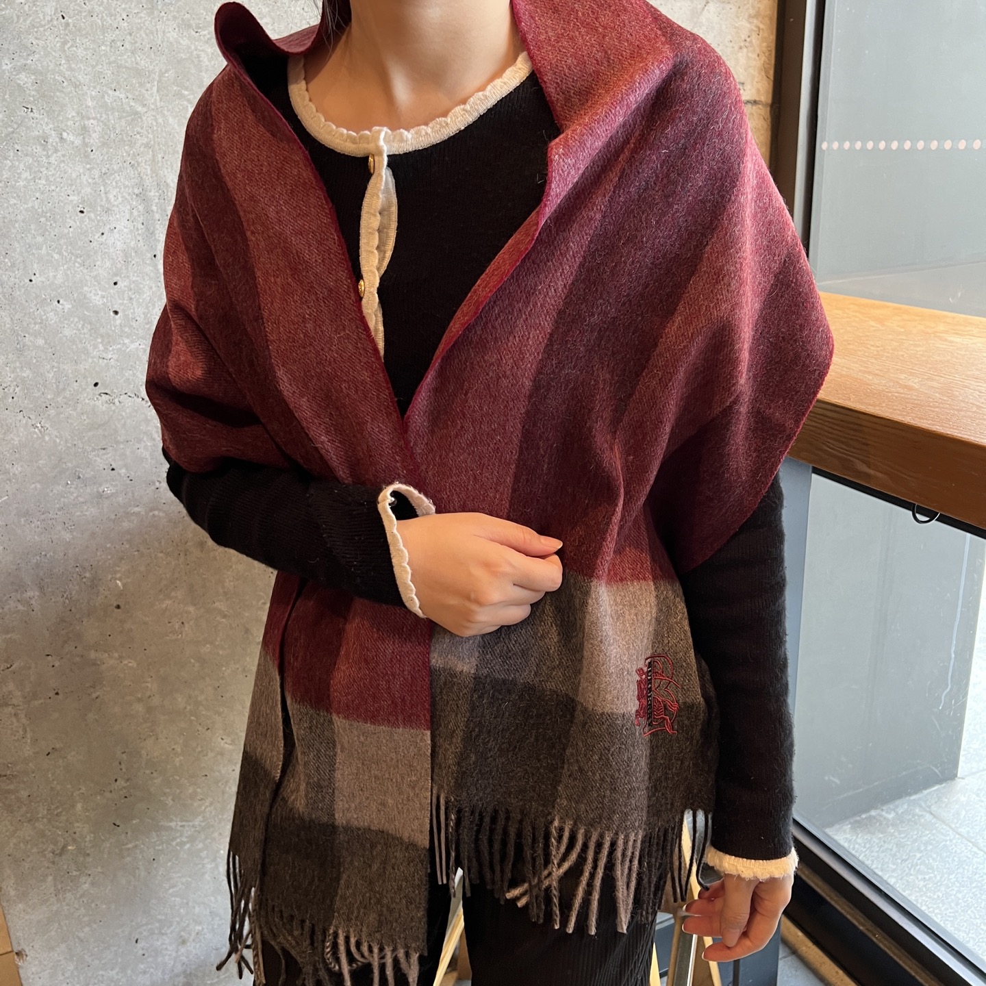 Burberry 巴宝莉 高品质进口羊绒字母logo刺绣围巾 惊爆上架 海外 最新男士女士情侣 羊绒围巾 国内 都没上架 从款式到面料都很赞 的logo图案 难得少见的羊绒男女士围巾喜欢 规格38*180cm 成份100%进口山羊绒