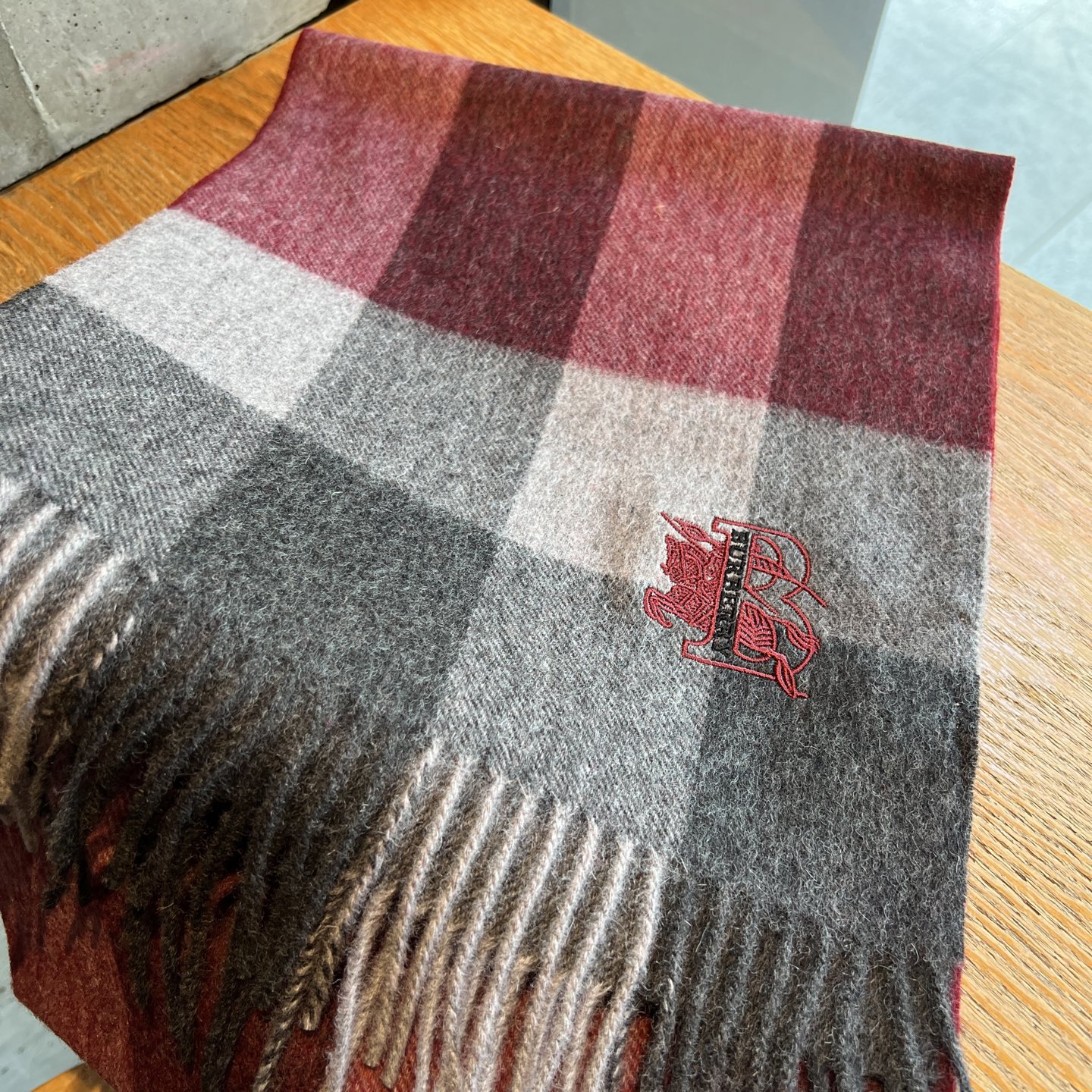 Burberry 巴宝莉 高品质进口羊绒字母logo刺绣围巾 惊爆上架 海外 最新男士女士情侣 羊绒围巾 国内 都没上架 从款式到面料都很赞 的logo图案 难得少见的羊绒男女士围巾喜欢 规格38*180cm 成份100%进口山羊绒