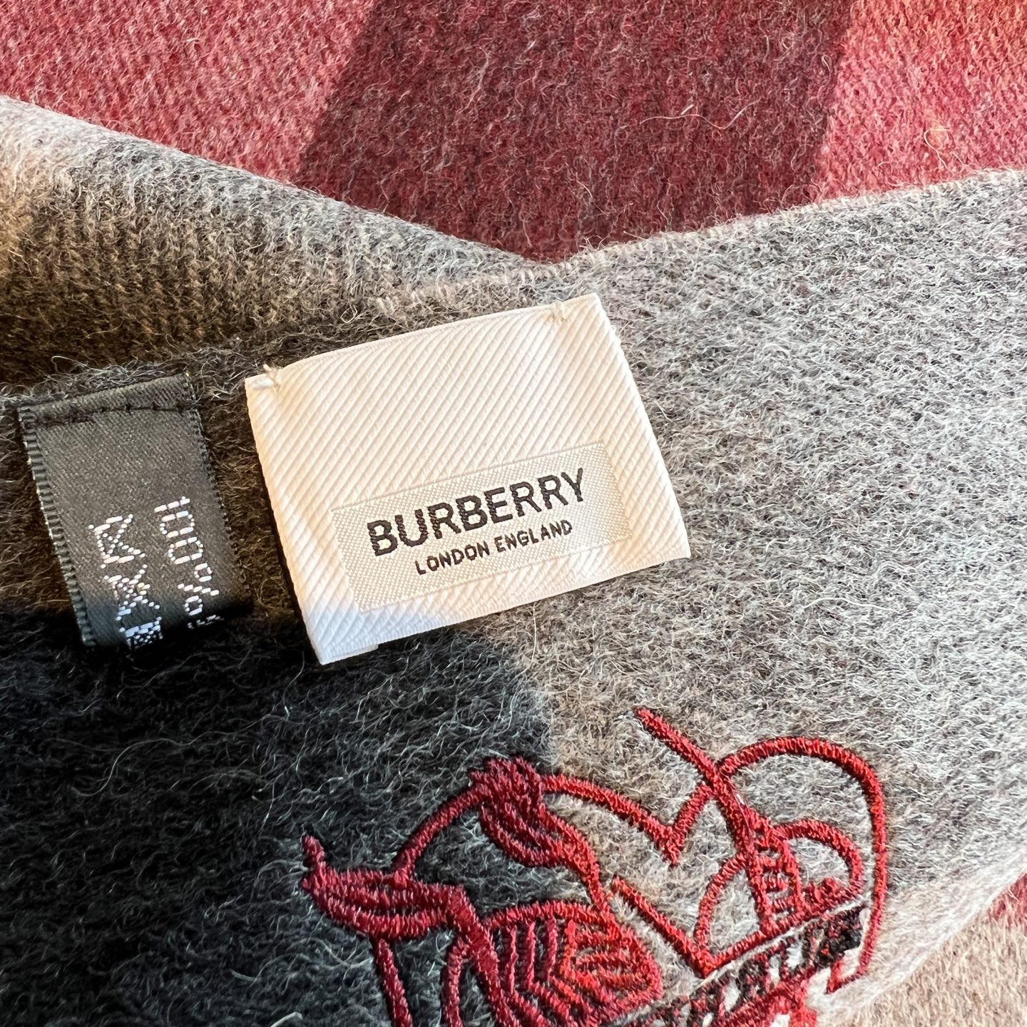 Burberry 巴宝莉 高品质进口羊绒字母logo刺绣围巾 惊爆上架 海外 最新男士女士情侣 羊绒围巾 国内 都没上架 从款式到面料都很赞 的logo图案 难得少见的羊绒男女士围巾喜欢 规格38*180cm 成份100%进口山羊绒
