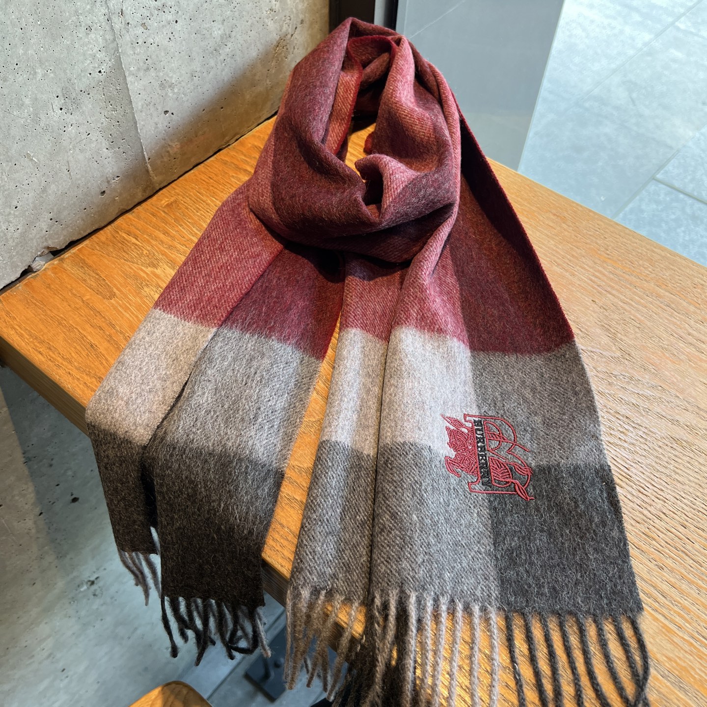 Burberry 巴宝莉 高品质进口羊绒字母logo刺绣围巾 惊爆上架 海外 最新男士女士情侣 羊绒围巾 国内 都没上架 从款式到面料都很赞 的logo图案 难得少见的羊绒男女士围巾喜欢 规格38*180cm 成份100%进口山羊绒