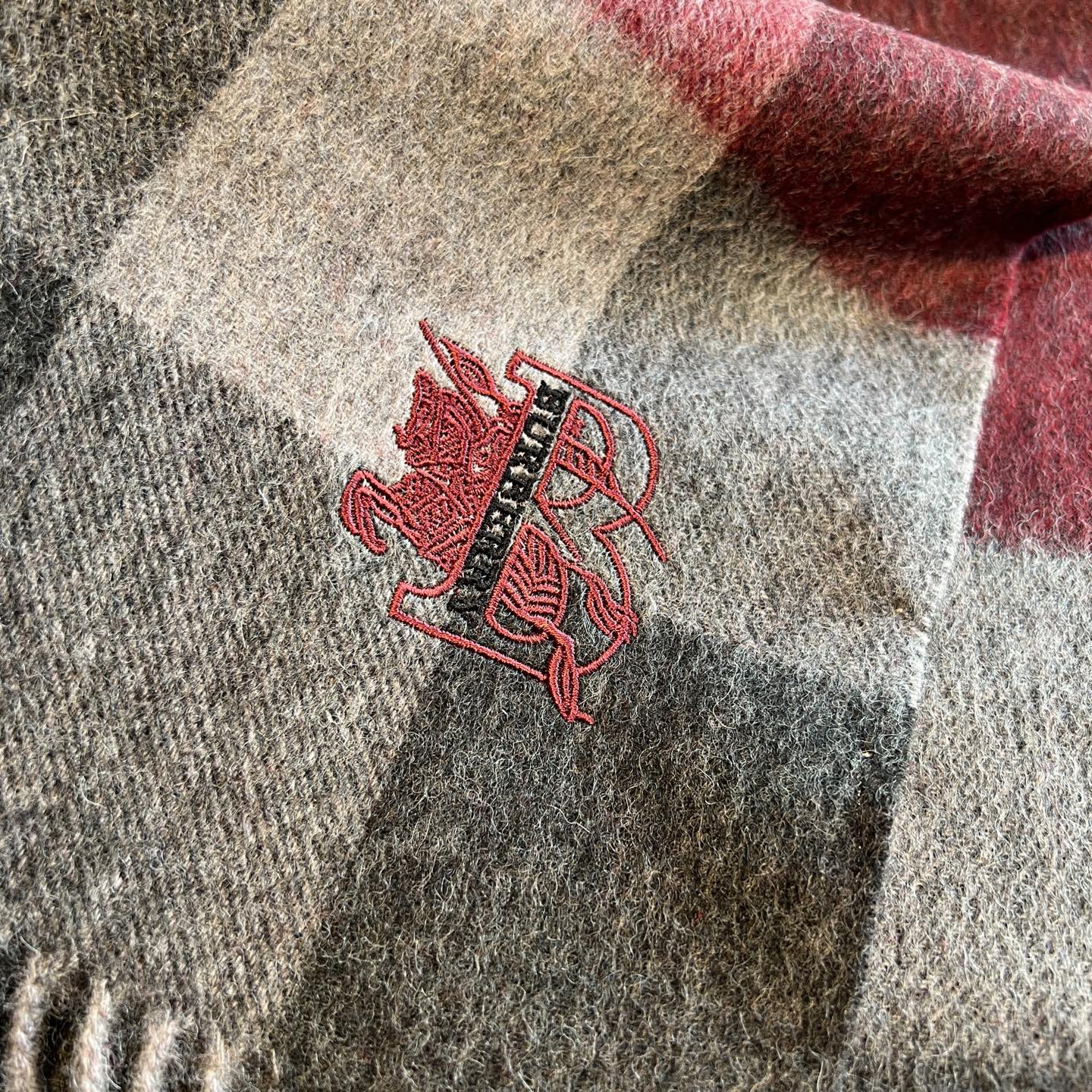 Burberry 巴宝莉 高品质进口羊绒字母logo刺绣围巾 惊爆上架 海外 最新男士女士情侣 羊绒围巾 国内 都没上架 从款式到面料都很赞 的logo图案 难得少见的羊绒男女士围巾喜欢 规格38*180cm 成份100%进口山羊绒