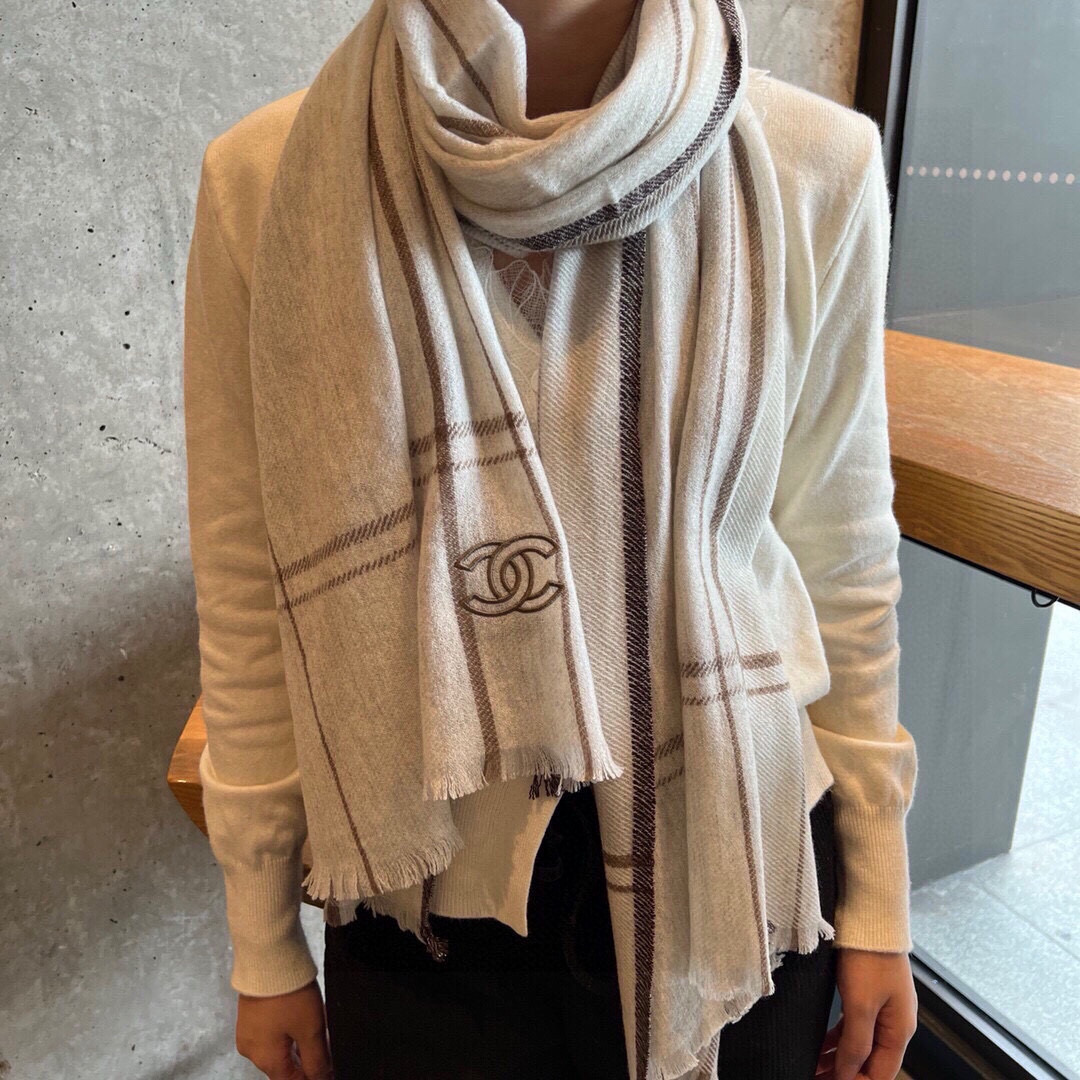 Chanel 新款 搭配利器 香奈儿系列货 专供vi 产品 苏格兰进口绵羊毛 纹路织法使围巾赋有弹性且柔软亲肤 无比的高贵优雅 知性的款式 简洁 的设计 绝对的不是花里胡哨的款式 绝对的是小众产品 不是谁都懂的它的好 绝对的品味生活的首选搭配饰品 识货者必入
