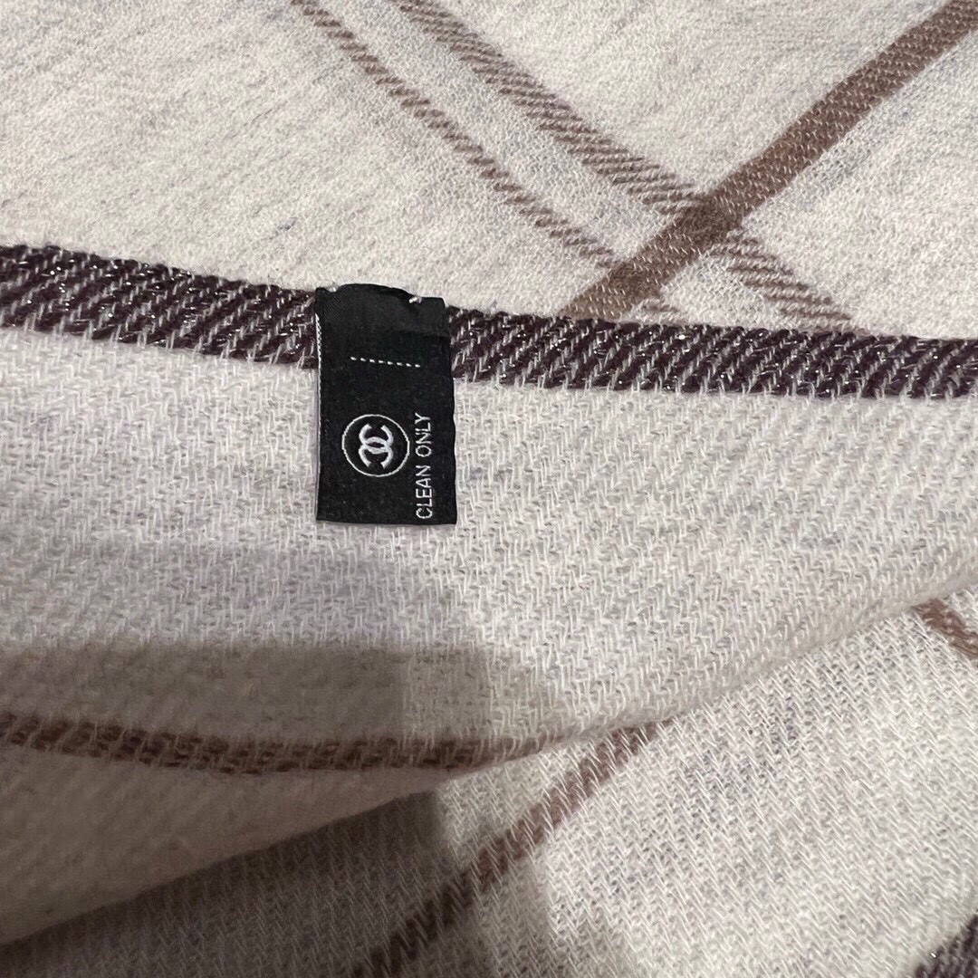 Chanel 新款 搭配利器 香奈儿系列货 专供vi 产品 苏格兰进口绵羊毛 纹路织法使围巾赋有弹性且柔软亲肤 无比的高贵优雅 知性的款式 简洁 的设计 绝对的不是花里胡哨的款式 绝对的是小众产品 不是谁都懂的它的好 绝对的品味生活的首选搭配饰品 识货者必入