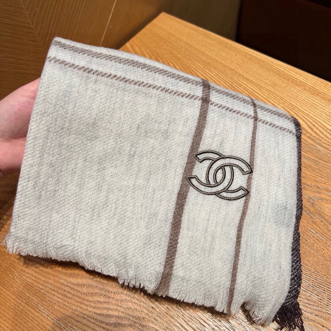 Chanel 新款 搭配利器 香奈儿系列货 专供vi 产品 苏格兰进口绵羊毛 纹路织法使围巾赋有弹性且柔软亲肤 无比的高贵优雅 知性的款式 简洁 的设计 绝对的不是花里胡哨的款式 绝对的是小众产品 不是谁都懂的它的好 绝对的品味生活的首选搭配饰品 识货者必入