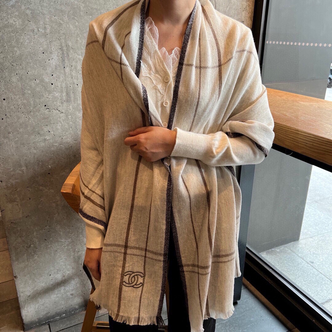 Chanel 新款 搭配利器 香奈儿系列货 专供vi 产品 苏格兰进口绵羊毛 纹路织法使围巾赋有弹性且柔软亲肤 无比的高贵优雅 知性的款式 简洁 的设计 绝对的不是花里胡哨的款式 绝对的是小众产品 不是谁都懂的它的好 绝对的品味生活的首选搭配饰品 识货者必入