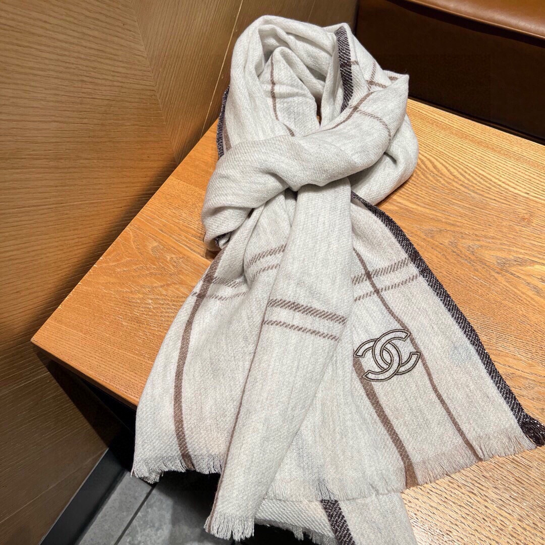 Chanel 新款 搭配利器 香奈儿系列货 专供vi 产品 苏格兰进口绵羊毛 纹路织法使围巾赋有弹性且柔软亲肤 无比的高贵优雅 知性的款式 简洁 的设计 绝对的不是花里胡哨的款式 绝对的是小众产品 不是谁都懂的它的好 绝对的品味生活的首选搭配饰品 识货者必入