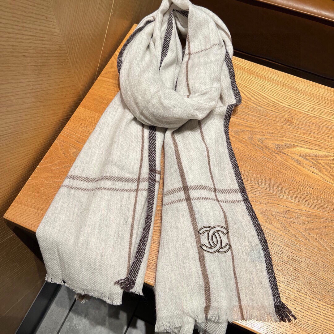 Chanel 新款 搭配利器 香奈儿系列货 专供vi 产品 苏格兰进口绵羊毛 纹路织法使围巾赋有弹性且柔软亲肤 无比的高贵优雅 知性的款式 简洁 的设计 绝对的不是花里胡哨的款式 绝对的是小众产品 不是谁都懂的它的好 绝对的品味生活的首选搭配饰品 识货者必入
