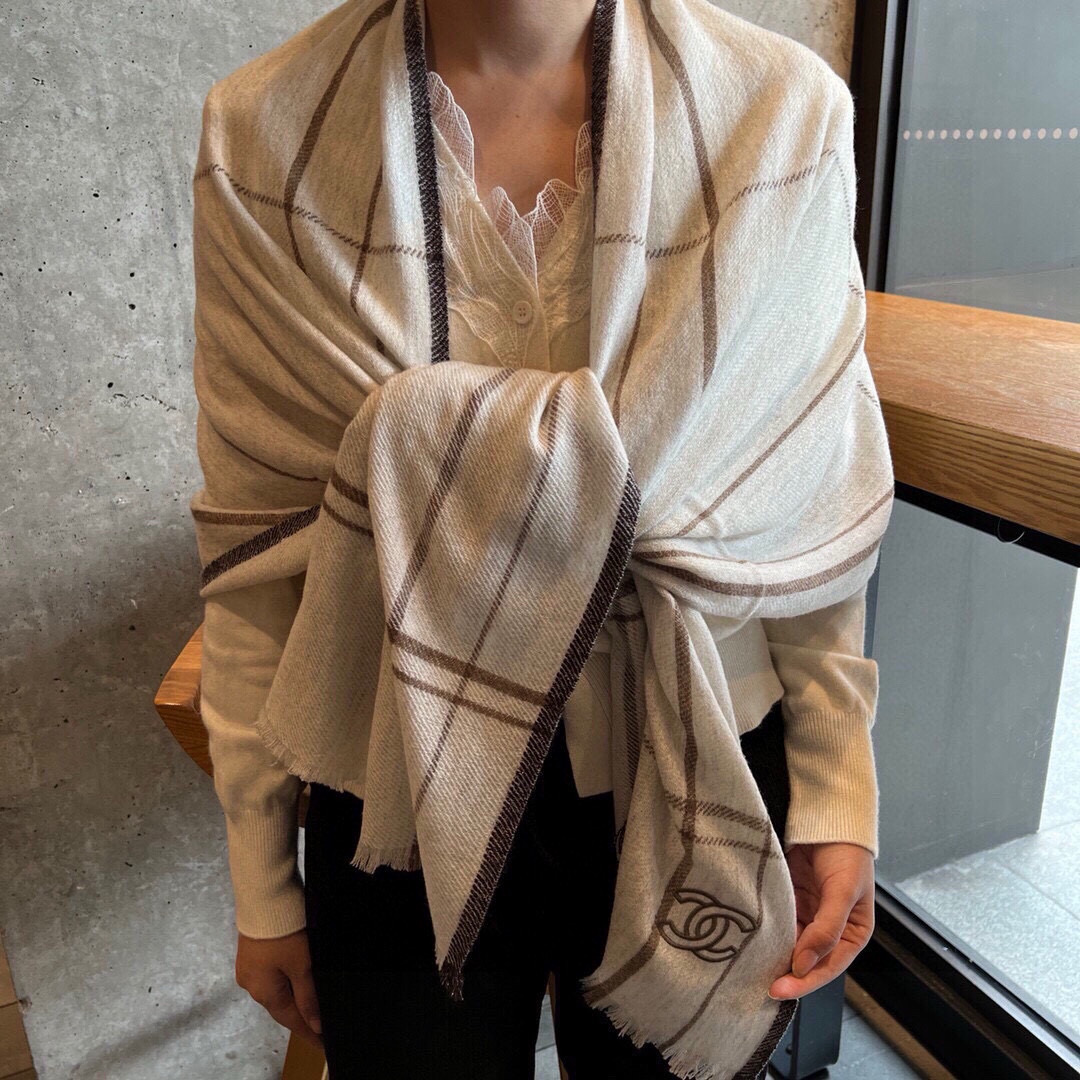 Chanel 新款 搭配利器 香奈儿系列货 专供vi 产品 苏格兰进口绵羊毛 纹路织法使围巾赋有弹性且柔软亲肤 无比的高贵优雅 知性的款式 简洁 的设计 绝对的不是花里胡哨的款式 绝对的是小众产品 不是谁都懂的它的好 绝对的品味生活的首选搭配饰品 识货者必入