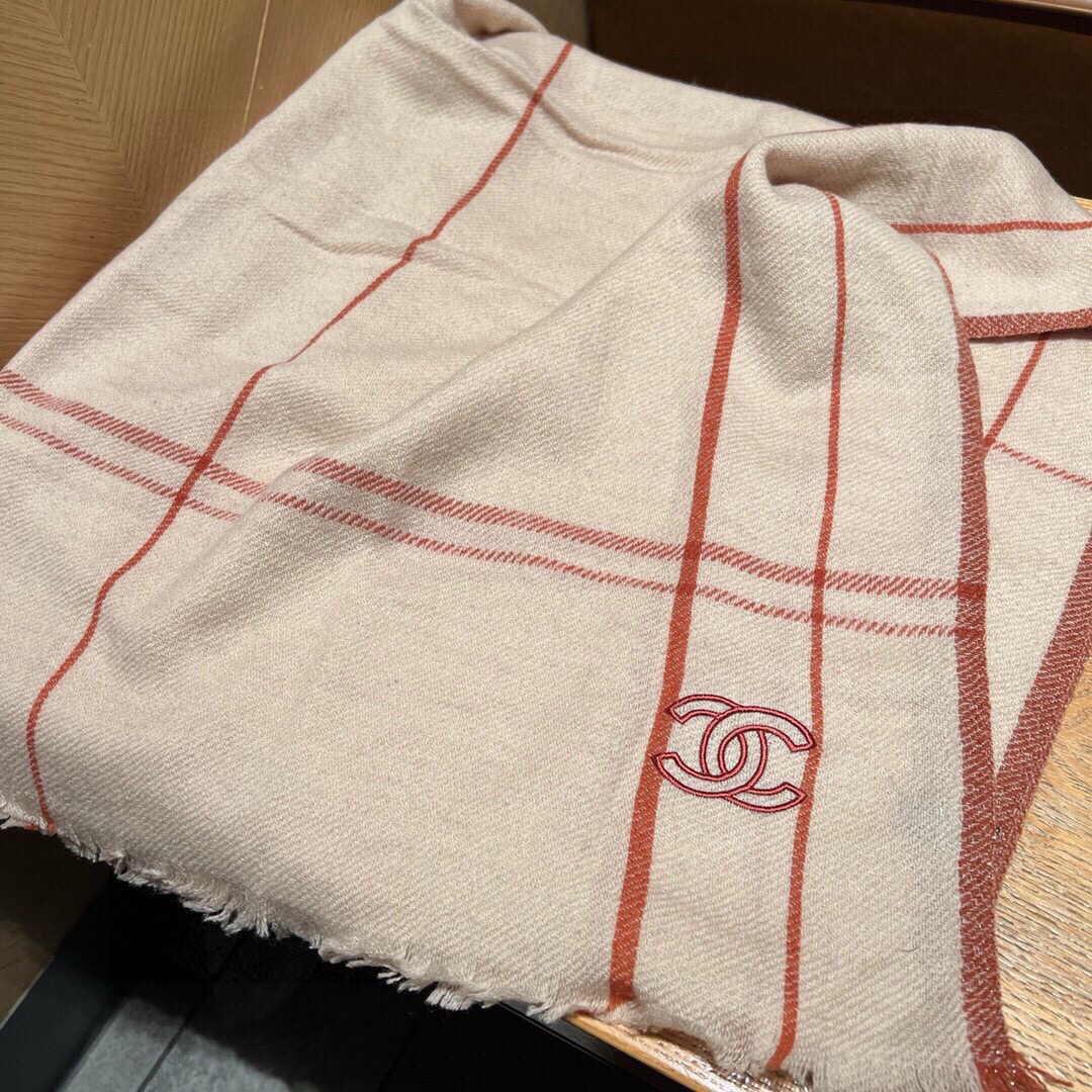 Chanel 新款 搭配利器 香奈儿系列货 专供vi 产品 苏格兰进口绵羊毛 纹路织法使围巾赋有弹性且柔软亲肤 无比的高贵优雅 知性的款式 简洁 的设计 绝对的不是花里胡哨的款式 绝对的是小众产品 不是谁都懂的它的好 绝对的品味生活的首选搭配饰品 识货者必入