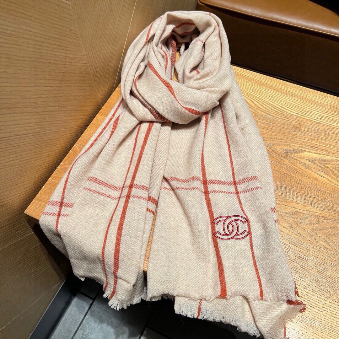 Chanel 新款 搭配利器 香奈儿系列货 专供vi 产品 苏格兰进口绵羊毛 纹路织法使围巾赋有弹性且柔软亲肤 无比的高贵优雅 知性的款式 简洁 的设计 绝对的不是花里胡哨的款式 绝对的是小众产品 不是谁都懂的它的好 绝对的品味生活的首选搭配饰品 识货者必入