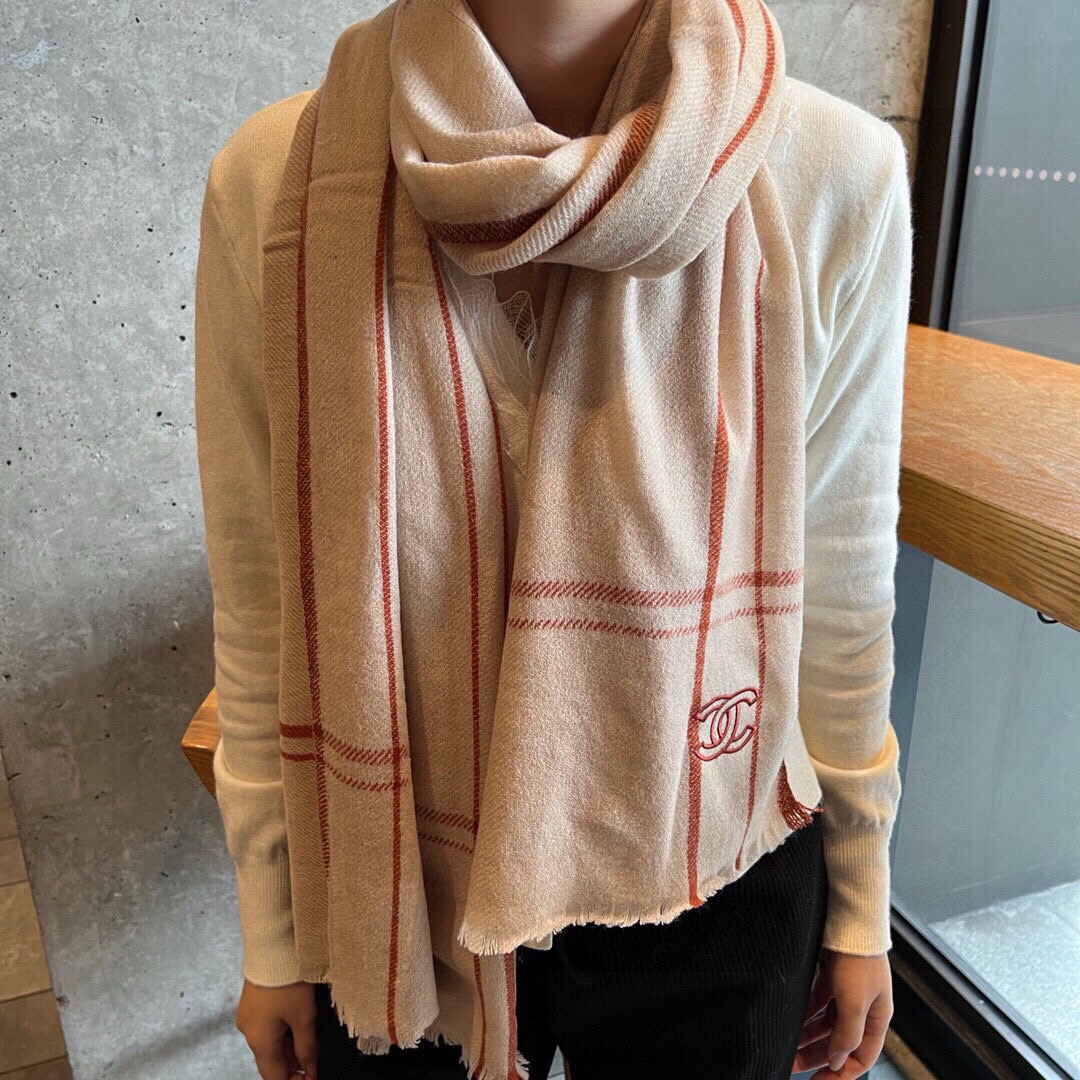 Chanel 新款 搭配利器 香奈儿系列货 专供vi 产品 苏格兰进口绵羊毛 纹路织法使围巾赋有弹性且柔软亲肤 无比的高贵优雅 知性的款式 简洁 的设计 绝对的不是花里胡哨的款式 绝对的是小众产品 不是谁都懂的它的好 绝对的品味生活的首选搭配饰品 识货者必入
