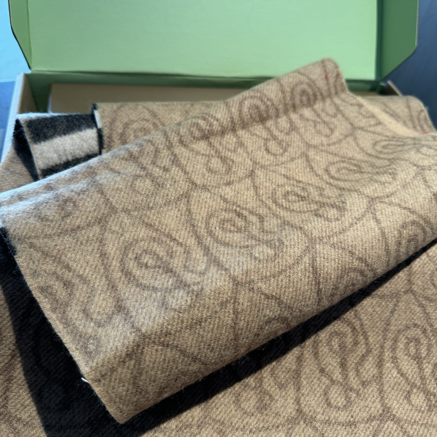 Burberry B字形盾牌 Burberry · 巴宝莉双面围巾 的要疯掉了 太有型太有魅力了 非常斯文 的秋冬单品 真的很喜欢
