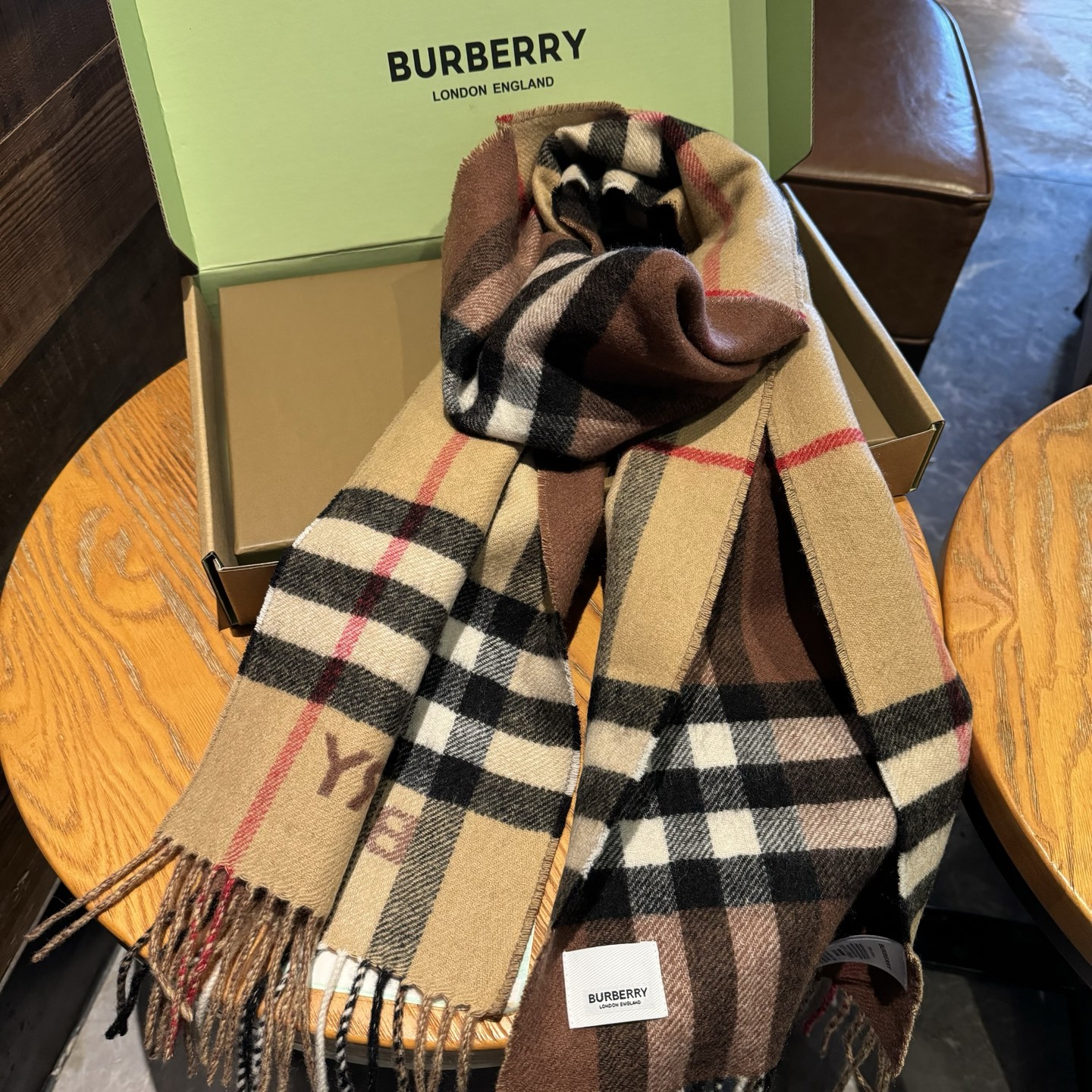 📦Burberry❗️这才叫真正的家属福利‼️B家这款男士羊绒的面料非常满意~手感真的好到不行‼️寒冬贴