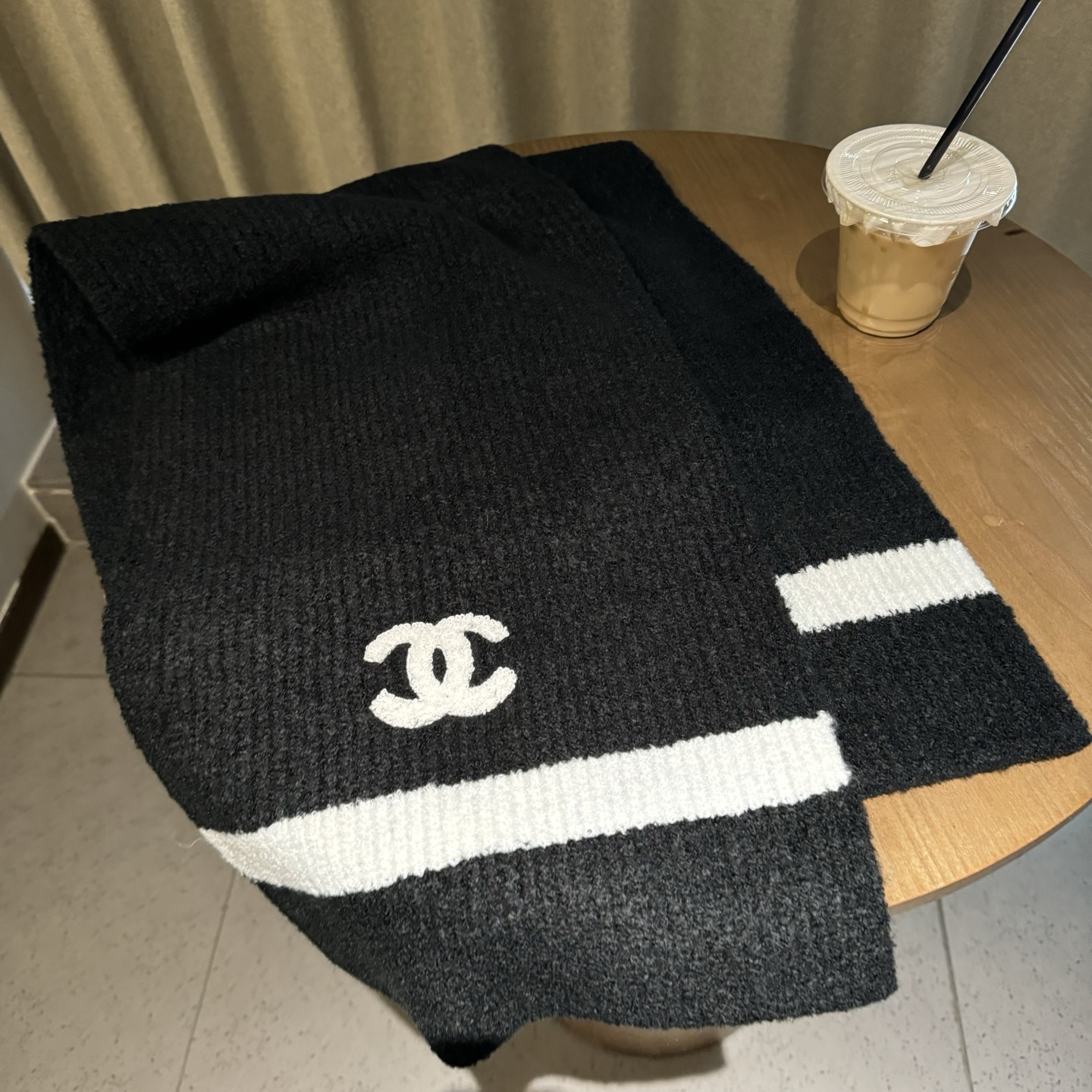 Chanel ▪Chanel · 香奈儿难得一见的针织单品 温柔配色 迷恋 气质低调恬静又不失优雅 重点推荐 一秒心动啊 高级