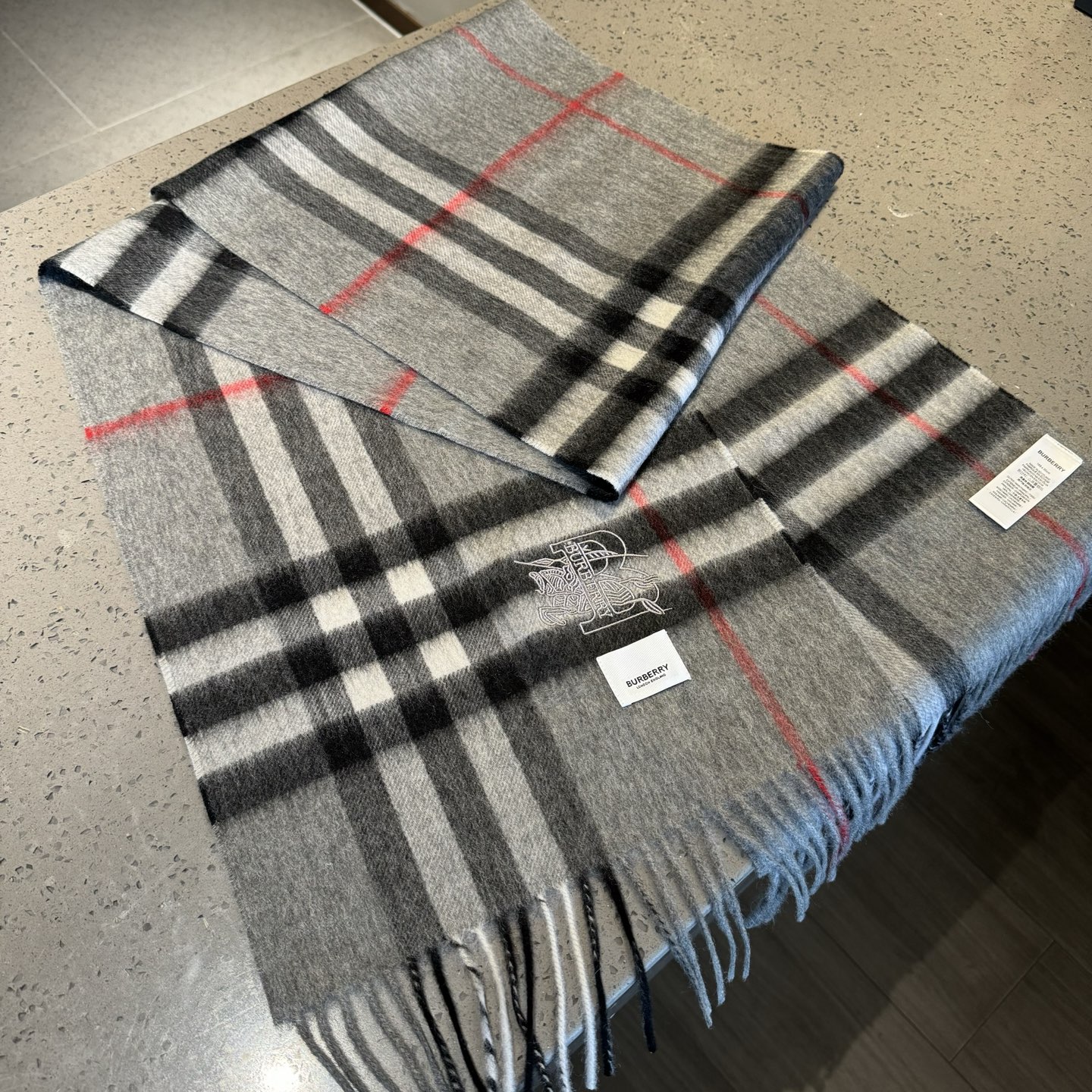 Burberry 怒推走量新款 100% 山羊绒材质 非常保暖 柔软亲肤