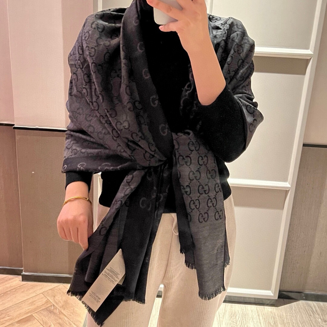 Gucci经典披肩👑👫✨【GG老花薄款长巾】G专柜的常青树款，中性款男女都可用，品质极好❗️经典双G提花