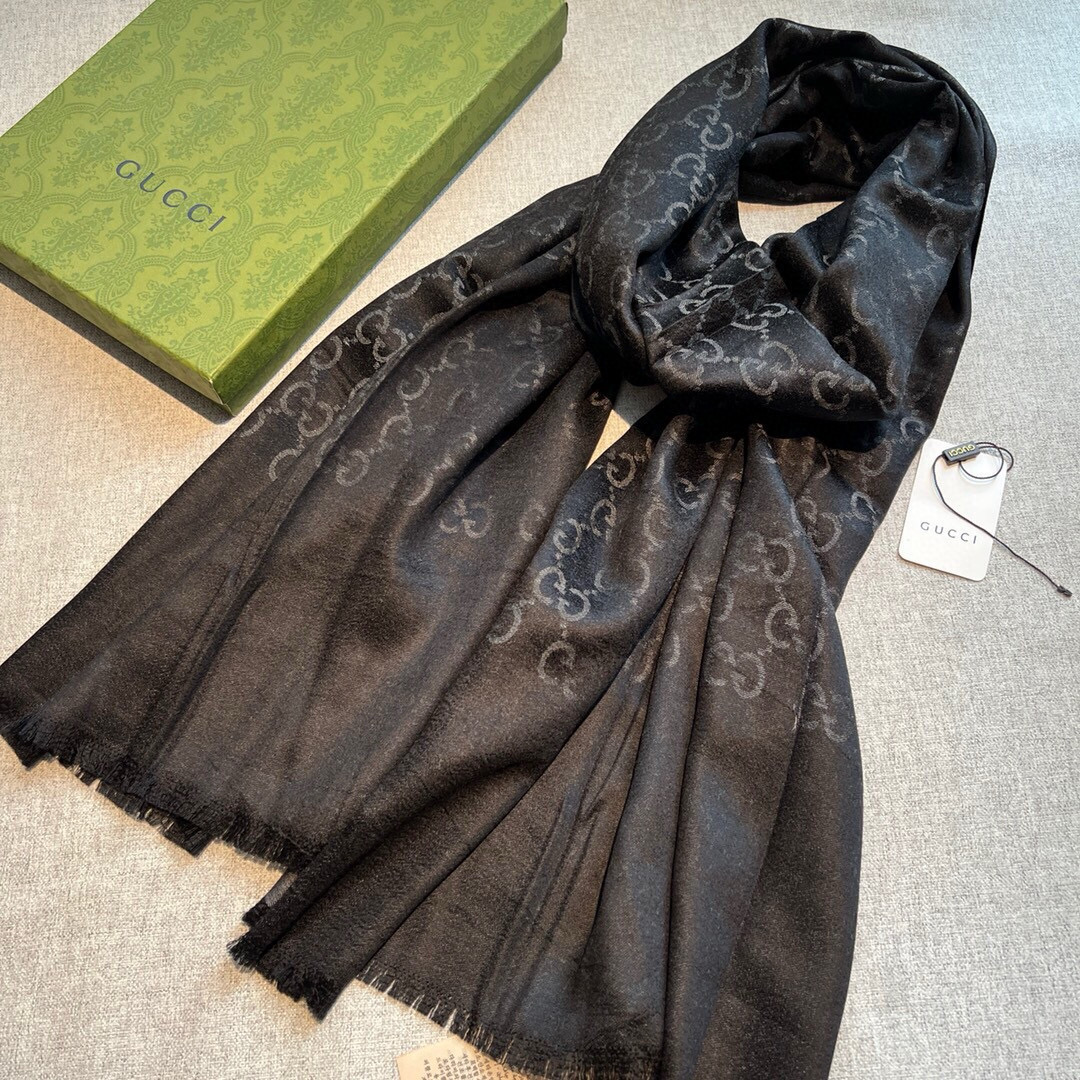 Gucci经典披肩👑👫✨【GG老花薄款长巾】G专柜的常青树款，中性款男女都可用，品质极好❗️经典双G提花