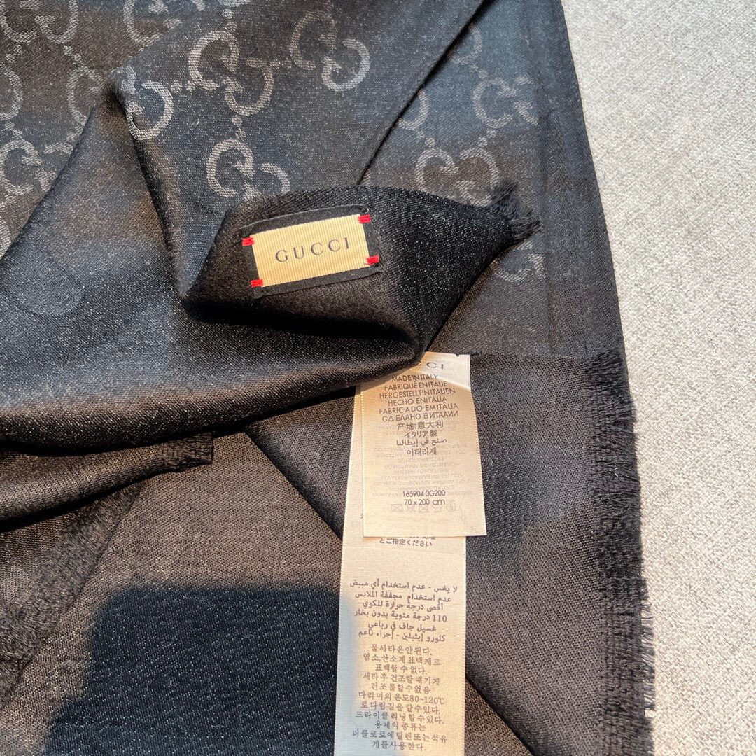 Gucci经典披肩👑👫✨【GG老花薄款长巾】G专柜的常青树款，中性款男女都可用，品质极好❗️经典双G提花
