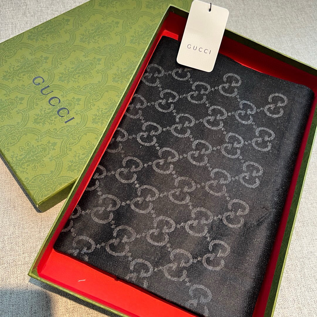 Gucci经典披肩👑👫✨【GG老花薄款长巾】G专柜的常青树款，中性款男女都可用，品质极好❗️经典双G提花