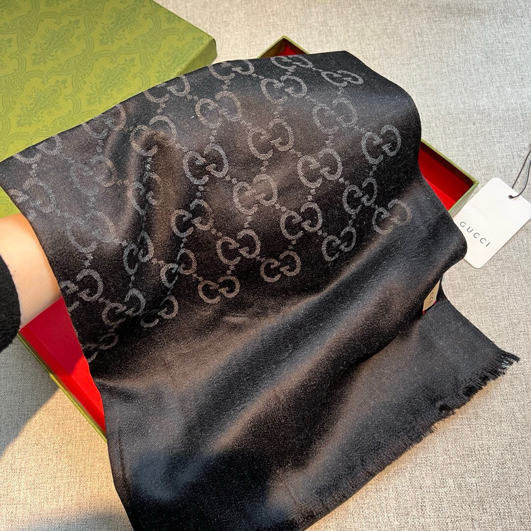 Gucci经典披肩👑👫✨【GG老花薄款长巾】G专柜的常青树款，中性款男女都可用，品质极好❗️经典双G提花