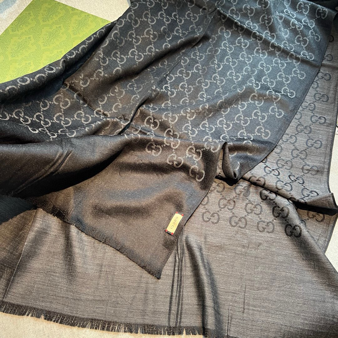 Gucci经典披肩👑👫✨【GG老花薄款长巾】G专柜的常青树款，中性款男女都可用，品质极好❗️经典双G提花