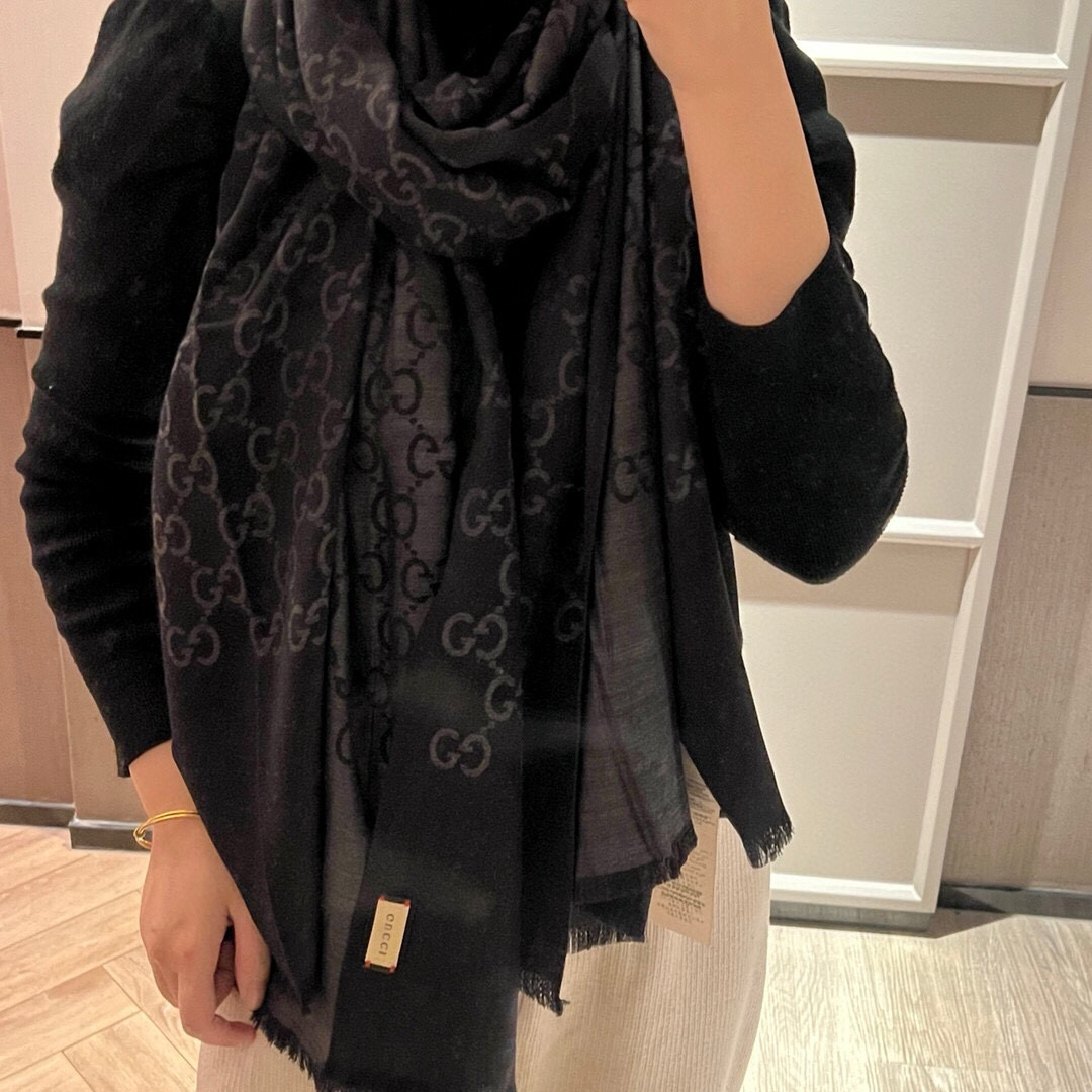 Gucci经典披肩👑👫✨【GG老花薄款长巾】G专柜的常青树款，中性款男女都可用，品质极好❗️经典双G提花