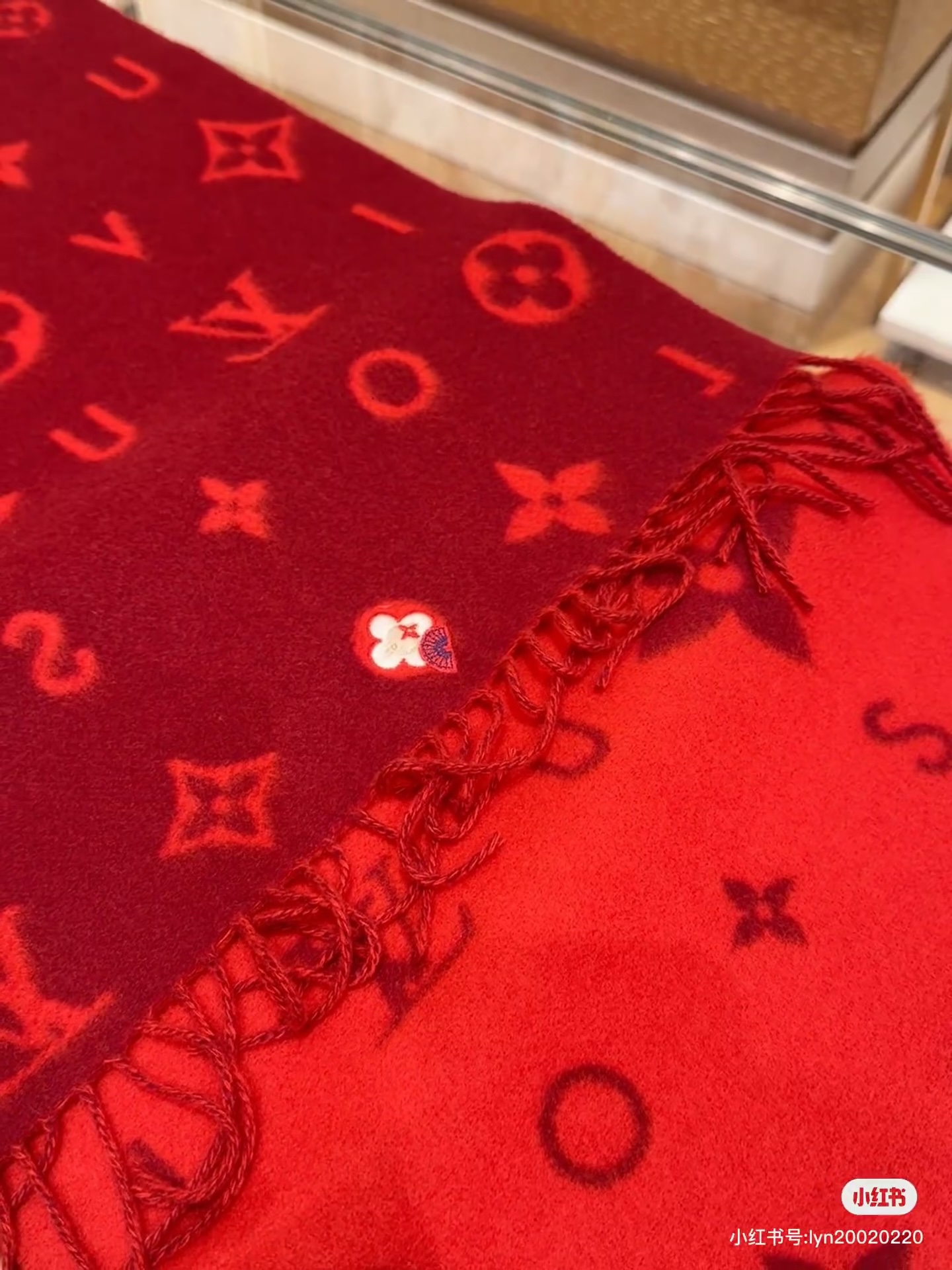 【REYKJAVIK 2.0围巾】缤纷刺绣Reykiavik 2.0 围巾为柔软山羊绒标注Monogra