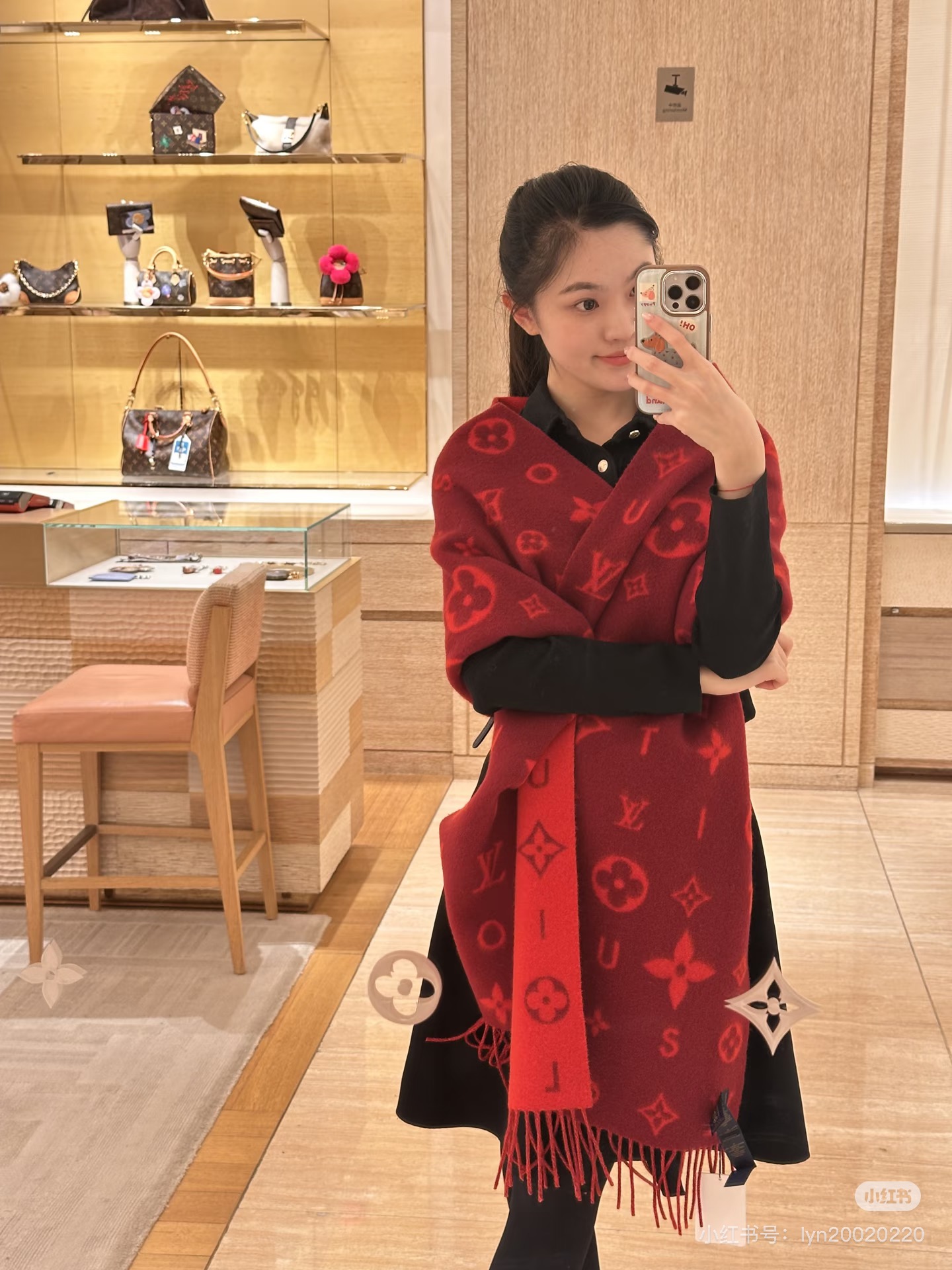 【REYKJAVIK 2.0围巾】缤纷刺绣Reykiavik 2.0 围巾为柔软山羊绒标注Monogra