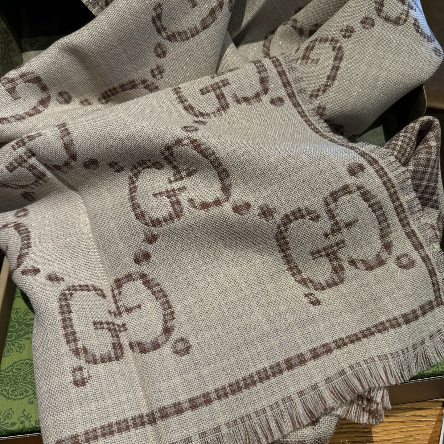 新色🐂货❗️专柜同步【双G提花双面披肩】款式经典，大方时髦，不过时，随便什么时候拿出来戴都好看。靓男靓女