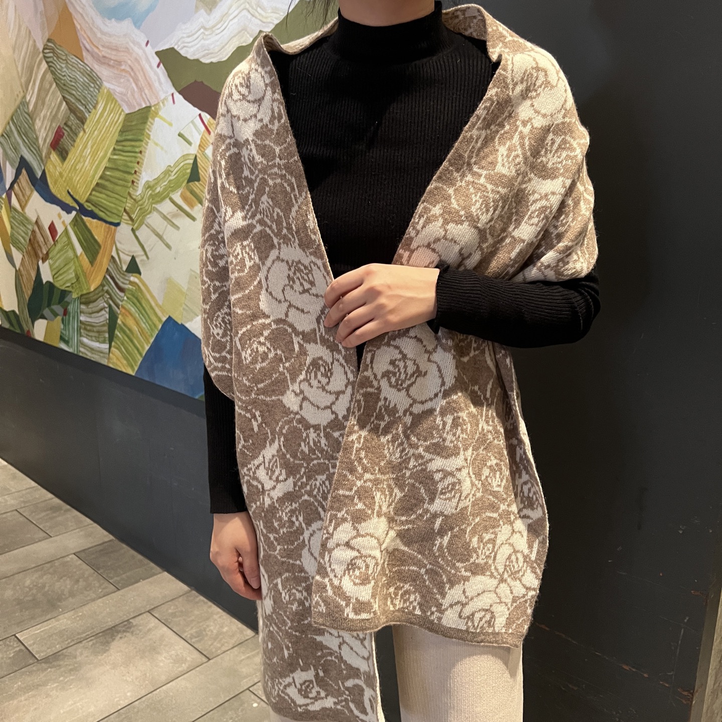 Chanel 香奈儿 新款【山茶花】羊绒针织长巾‼美翻了 御用殿堂级 ‼新款 在售 进口纯羊绒 银线镶边针织毛线 美丽至极 真的 上身极为衬肤色 百搭 不 自己看吧 ‼围巾尺寸80*200cm