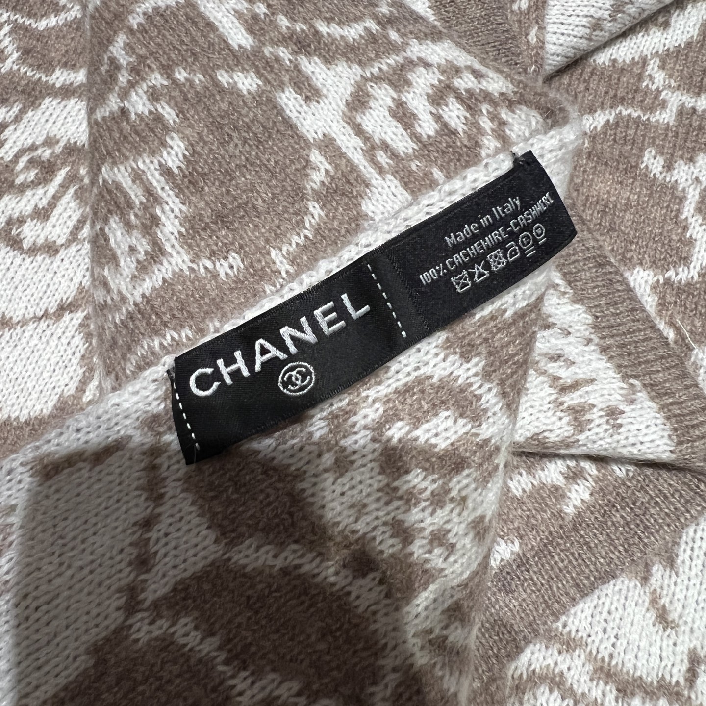 Chanel 香奈儿 新款【山茶花】羊绒针织长巾‼美翻了 御用殿堂级 ‼新款 在售 进口纯羊绒 银线镶边针织毛线 美丽至极 真的 上身极为衬肤色 百搭 不 自己看吧 ‼围巾尺寸80*200cm