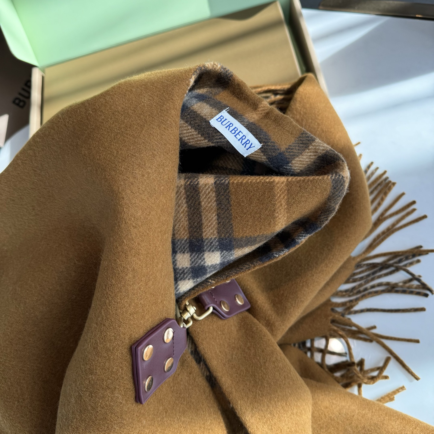 Burberry 新款 羊绒斗篷 搭配 Burberry 格纹内衬 融入马术风格挂扣设计 灵感源自品牌马术骑士徽标EKD